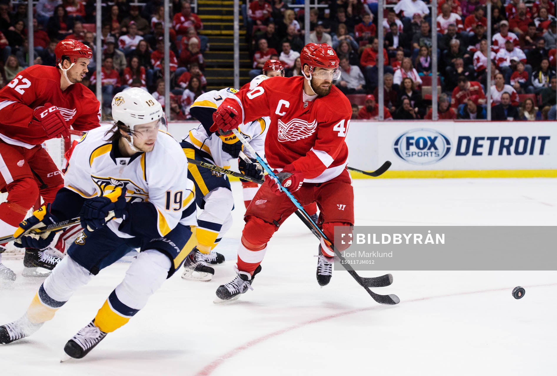 Detroits Jonathan Ericsson och Henrik Zetterberg utmanas av