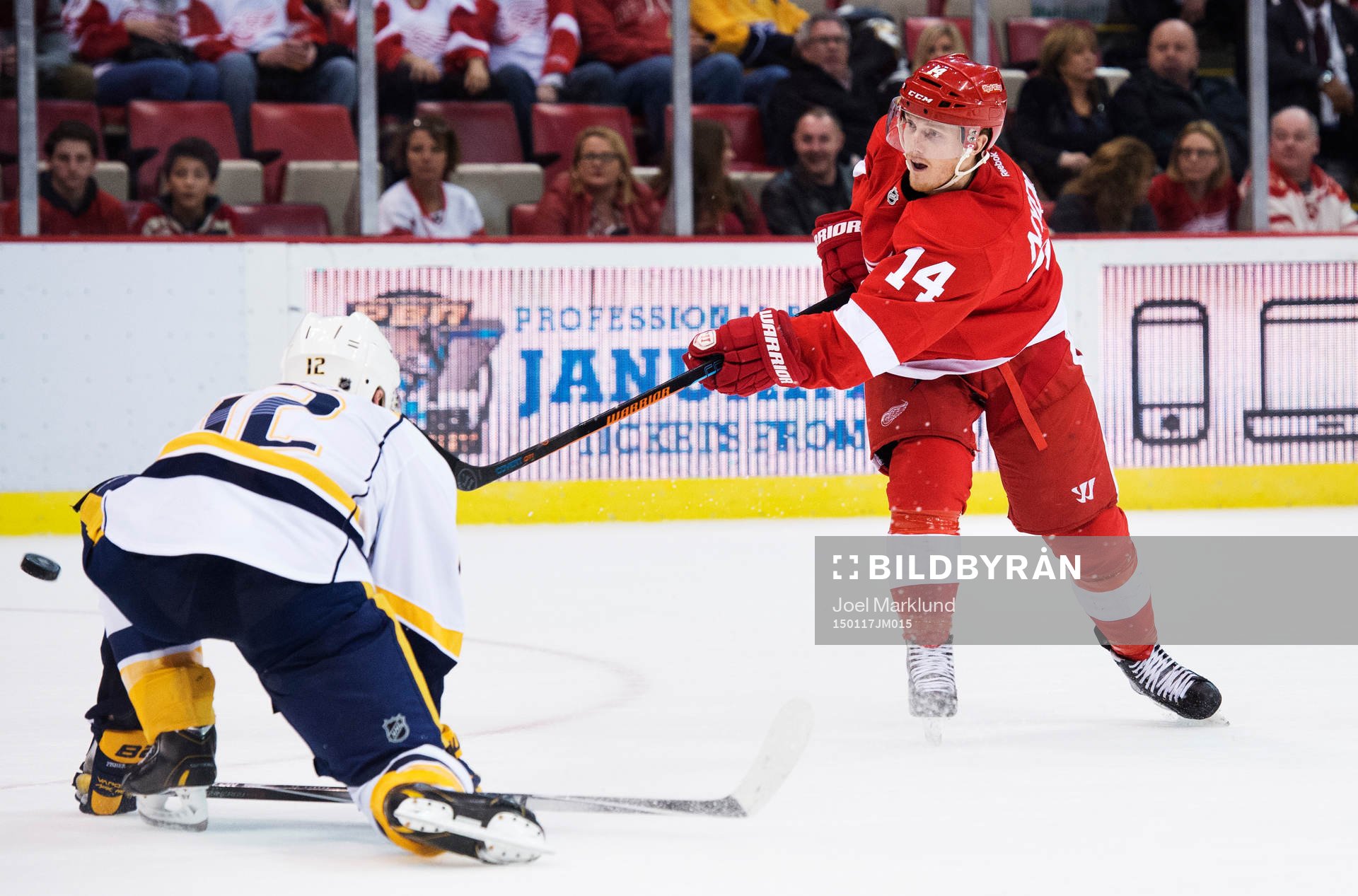 Detroits Gustav Nyquist skjuter ett skott