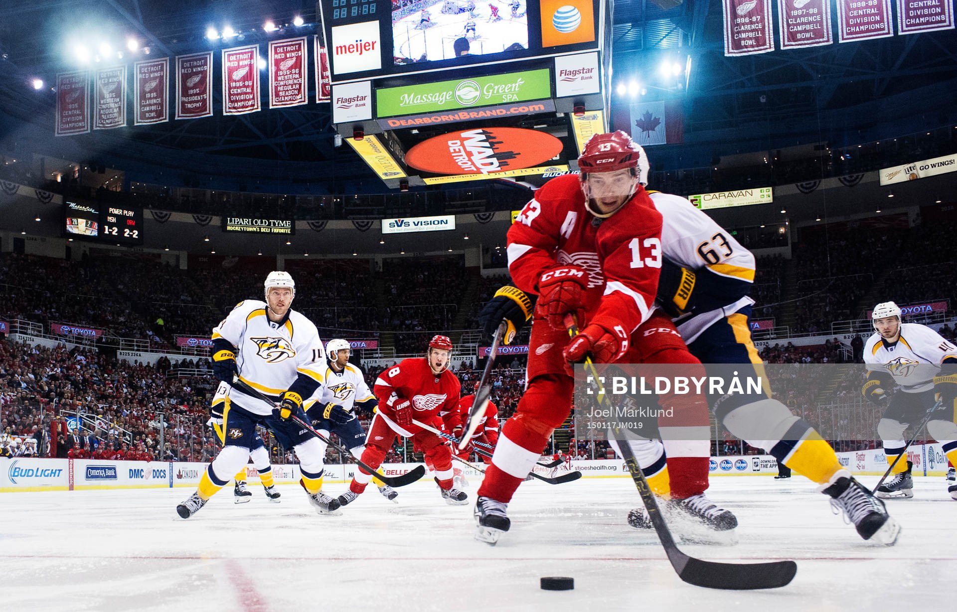 Nashvilles Mattias Ekholm ser Detroits Pavel Datsyuk ta sig