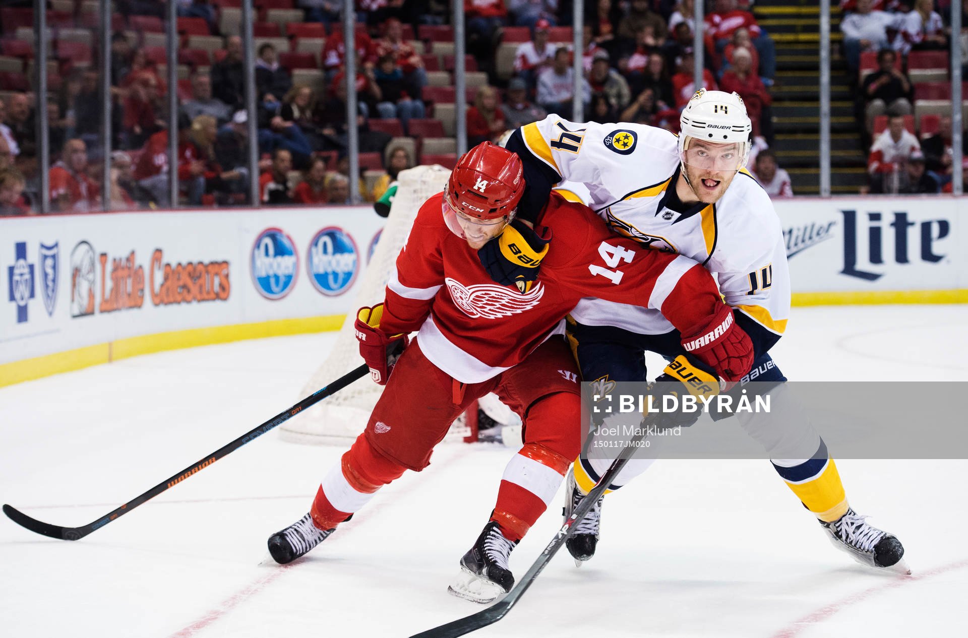 Detroits Gustav Nyquist blir fasthållen av Nashvilles
