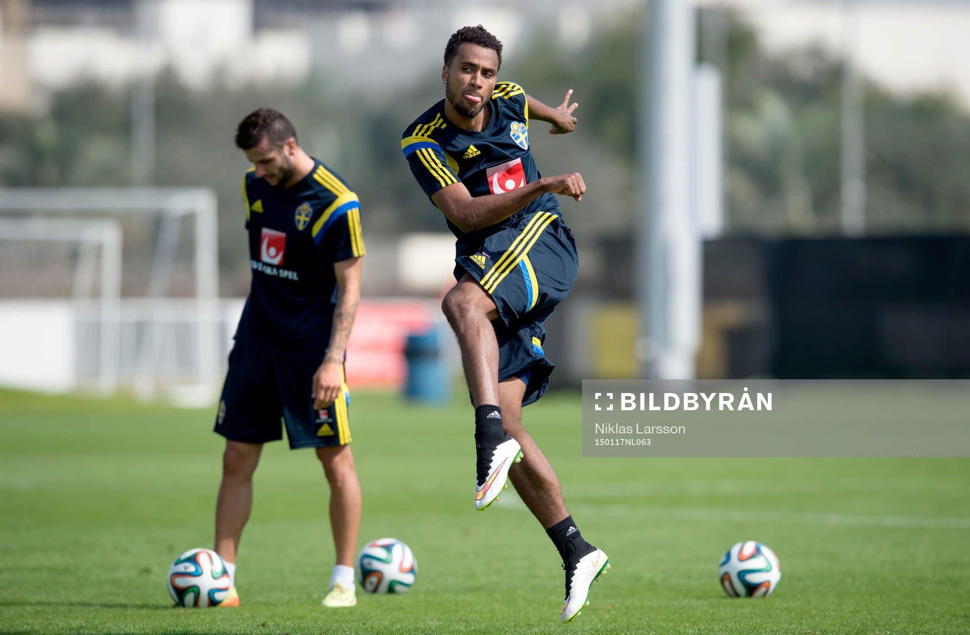 Sveriges Isaac Kiese Thelin och Mikael Ishak