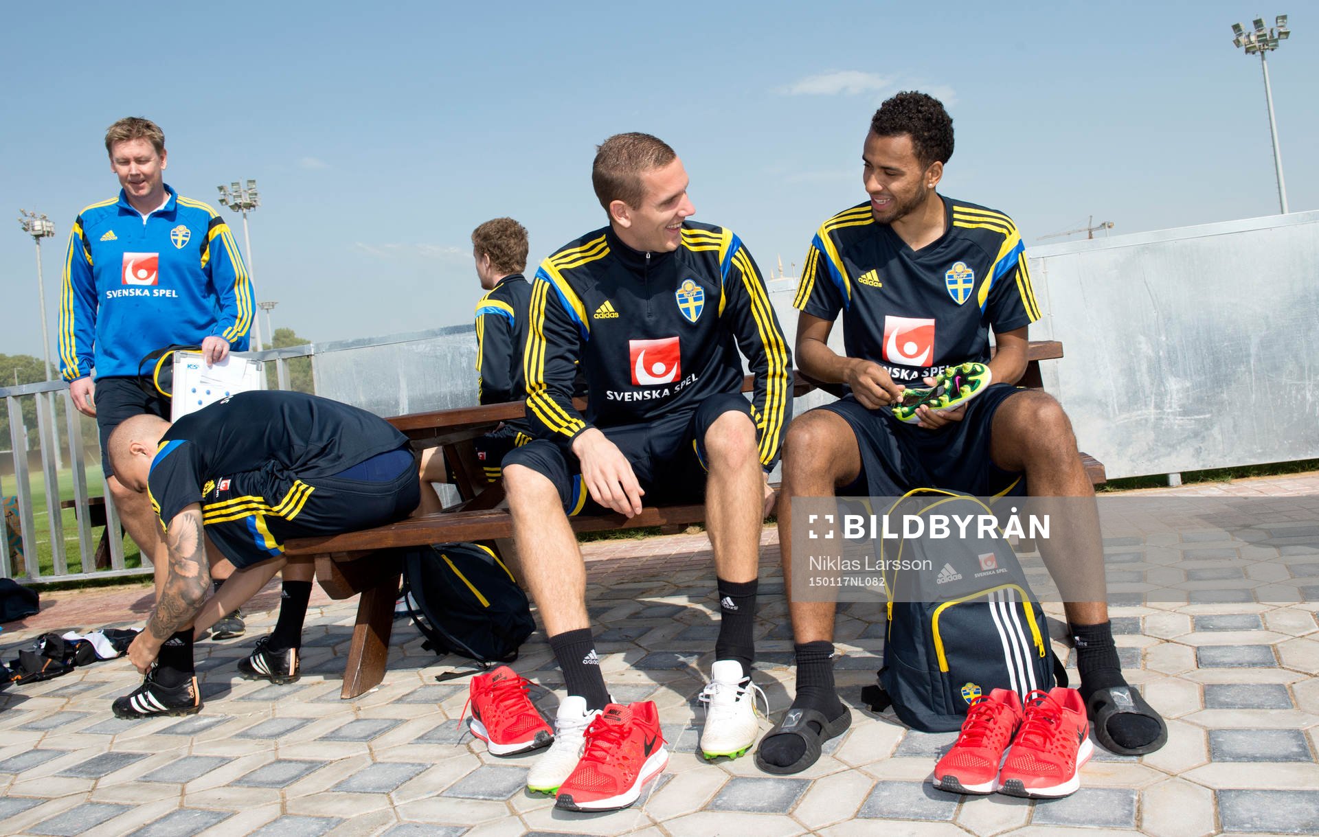 Sveriges målvakt Robin Olsen och Isaac Kiese Thelin