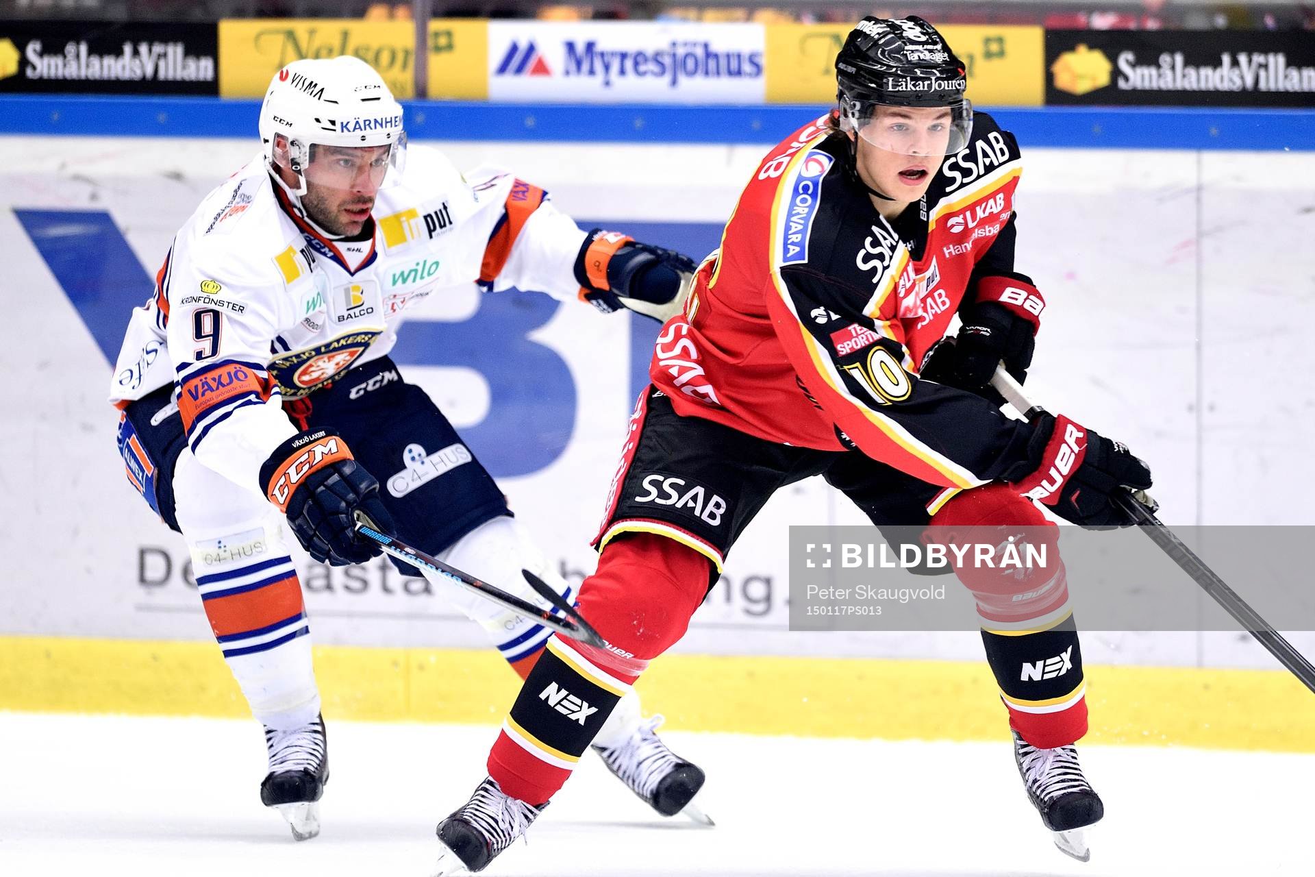 Luleås Malte Strömwall jagas av Växjös Josh Hennessy