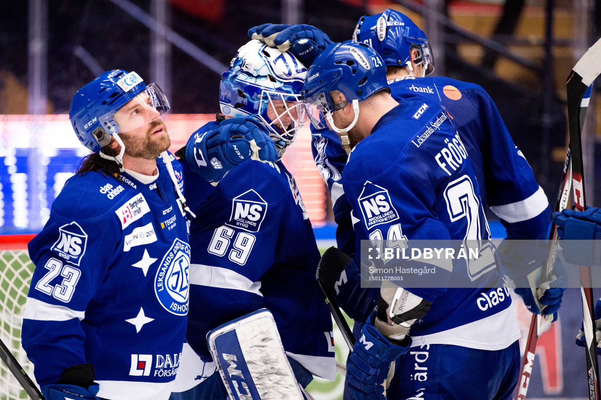 Leksands målvakt Oscar Alsenfelt jublar med Daniel