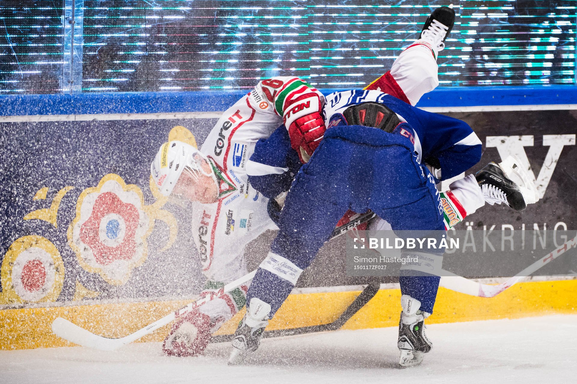 Modos Samuel Påhlsson blir tacklad utav Leksands Kevin
