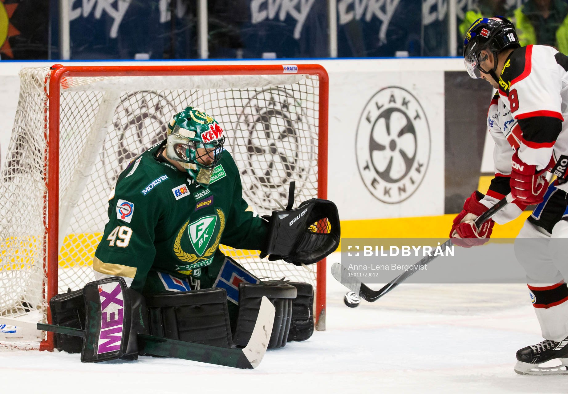 Örebros Jared Aulin provar på skott ppå Färjestads