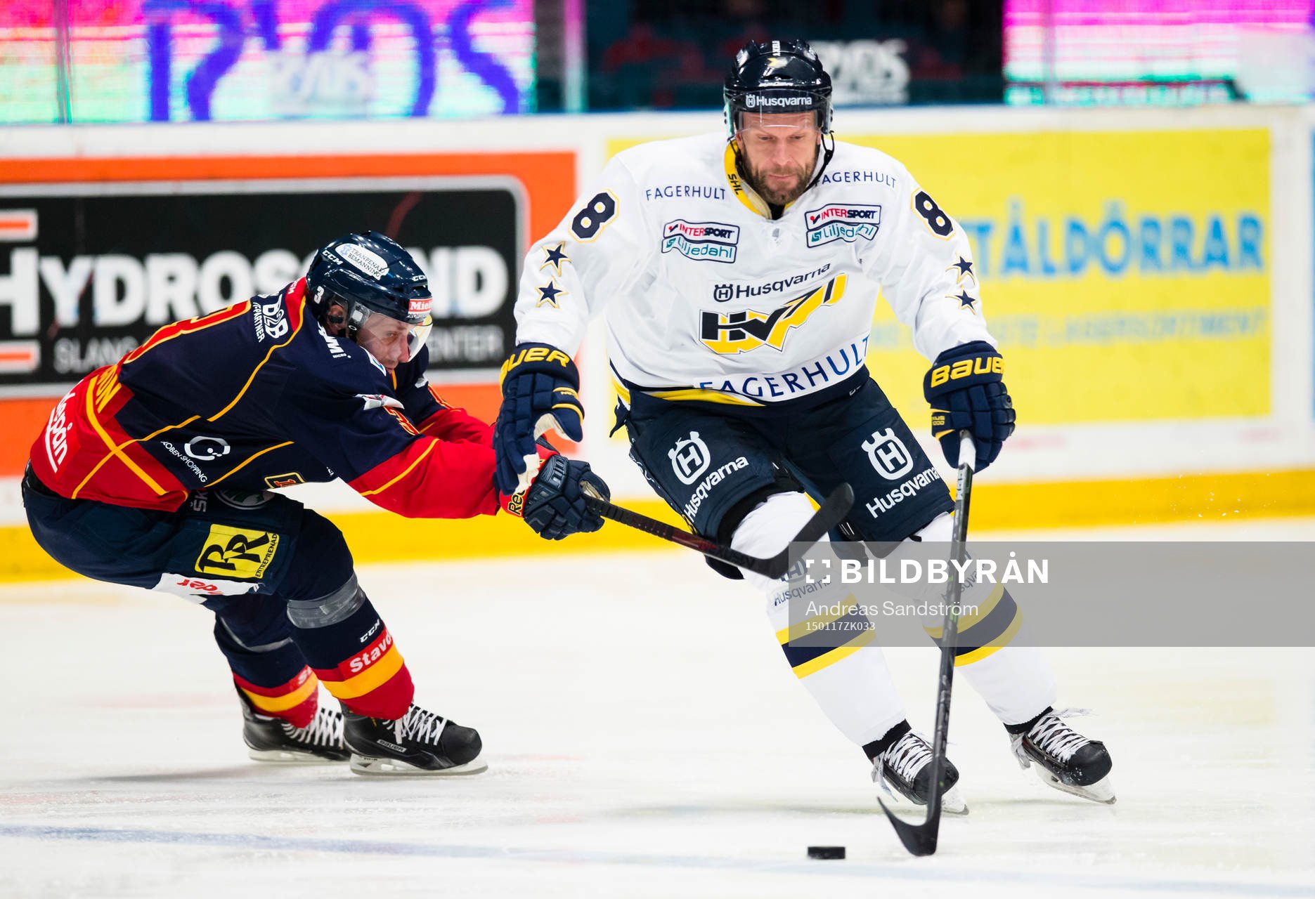s Jere Karalahti tar sig förbi Djurgårdens Marcus Nilson