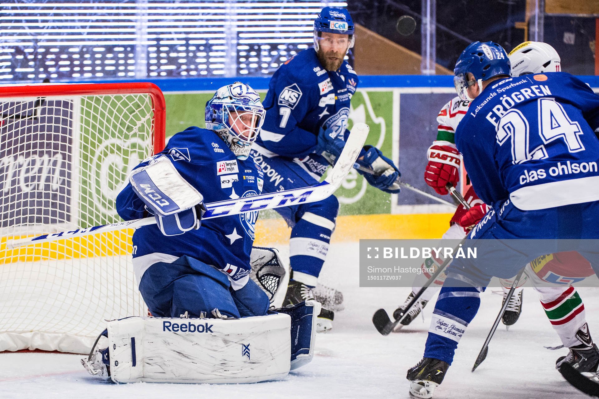 Högt flygande puck ovanför Leksands målvakt Oscar