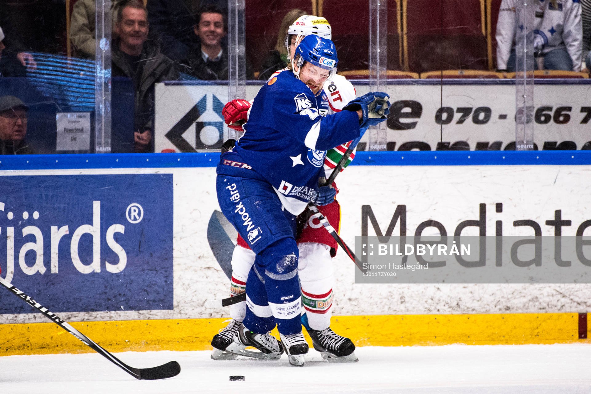 Leksands Mattias Ritola krockar med en Modos-spelare