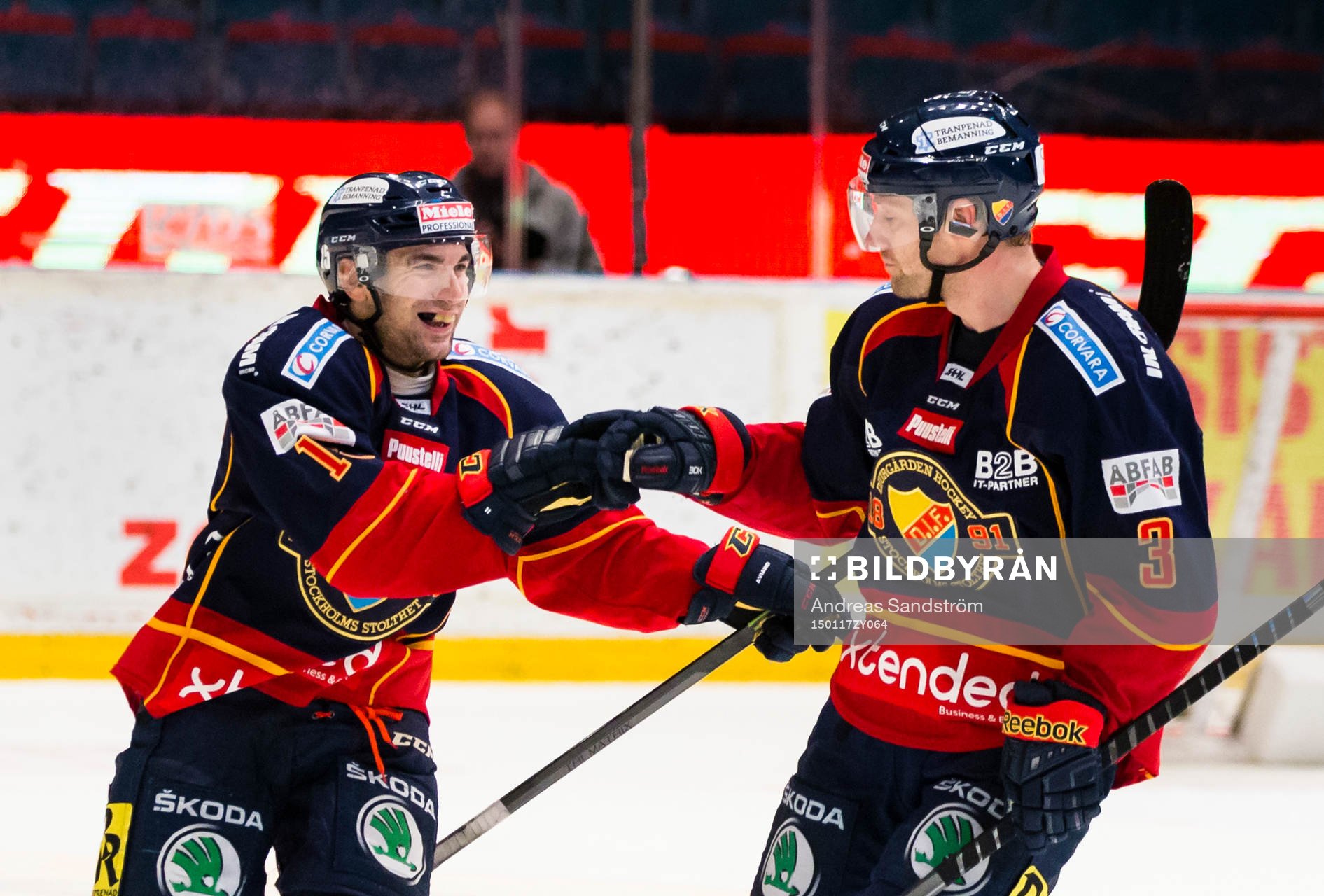Djurgårdens Steve Saviano gör 5-2 och gratuleras  av