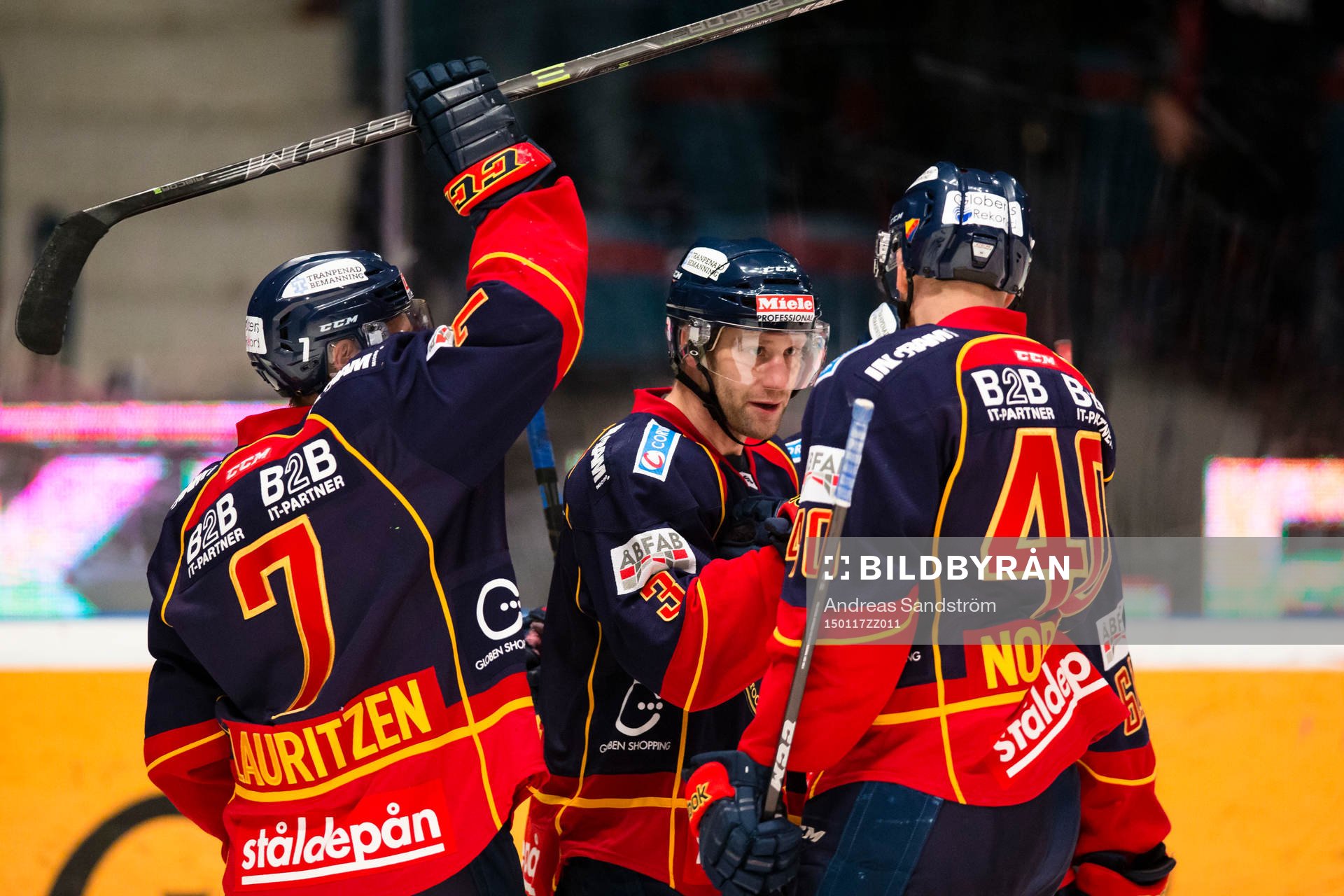 Djurgårdens Marcus Nilson gör 2-0 och gratuleras  av