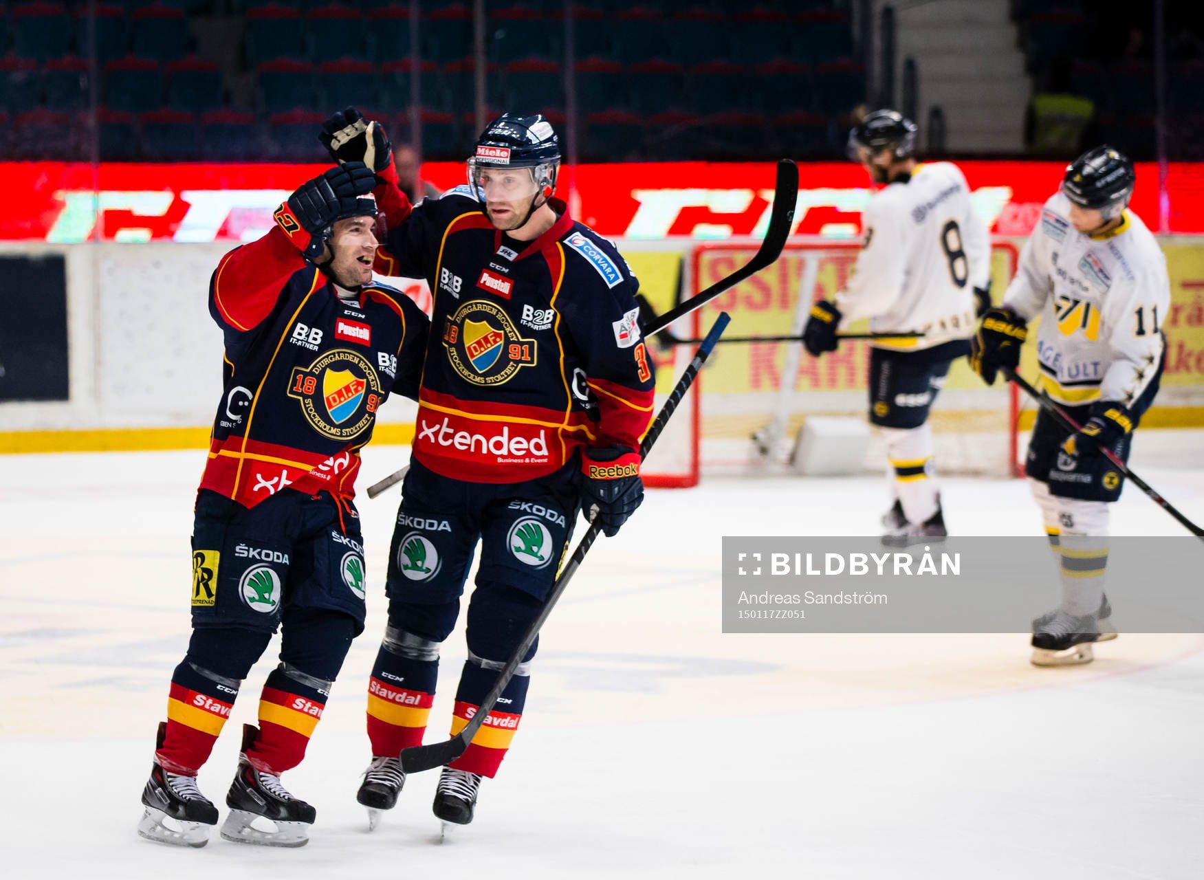 Djurgårdens Steve Saviano gör 5-2 och gratuleras  av
