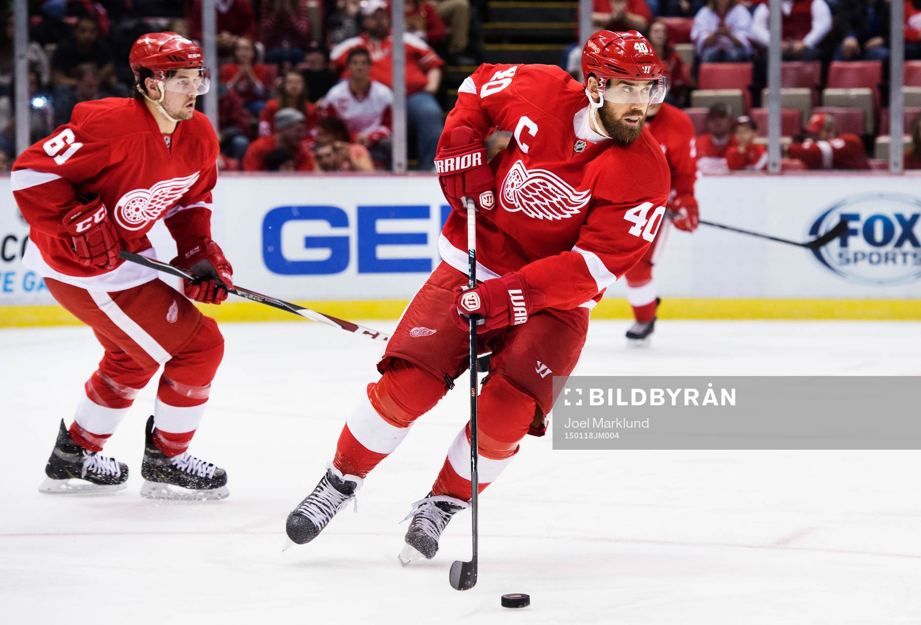 Detroits Henrik Zetterberg (t h)under ishockeymatchen i NHL