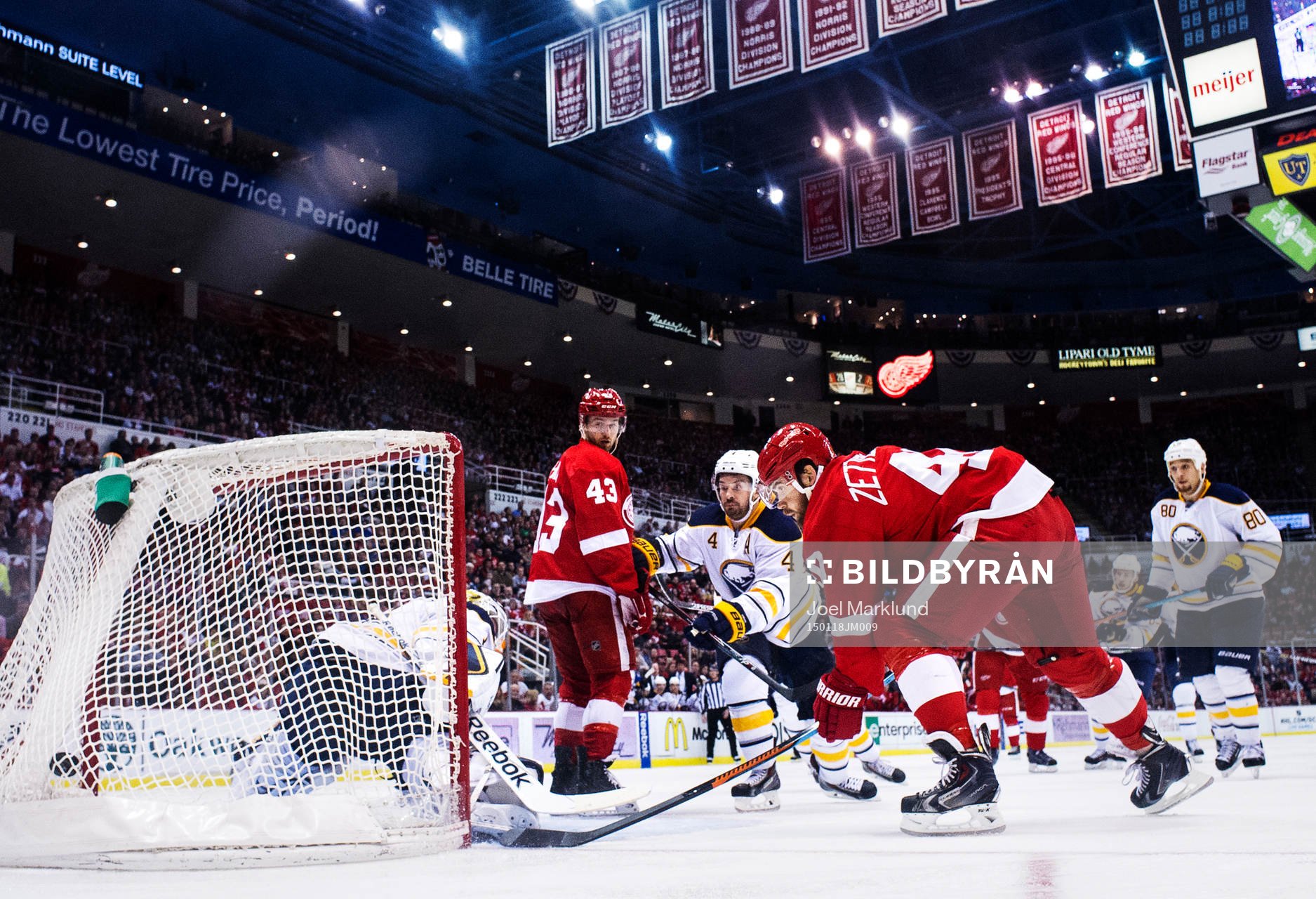 Detroits Henrik Zetterberg skjuter in 4-3 bakom Buffalos