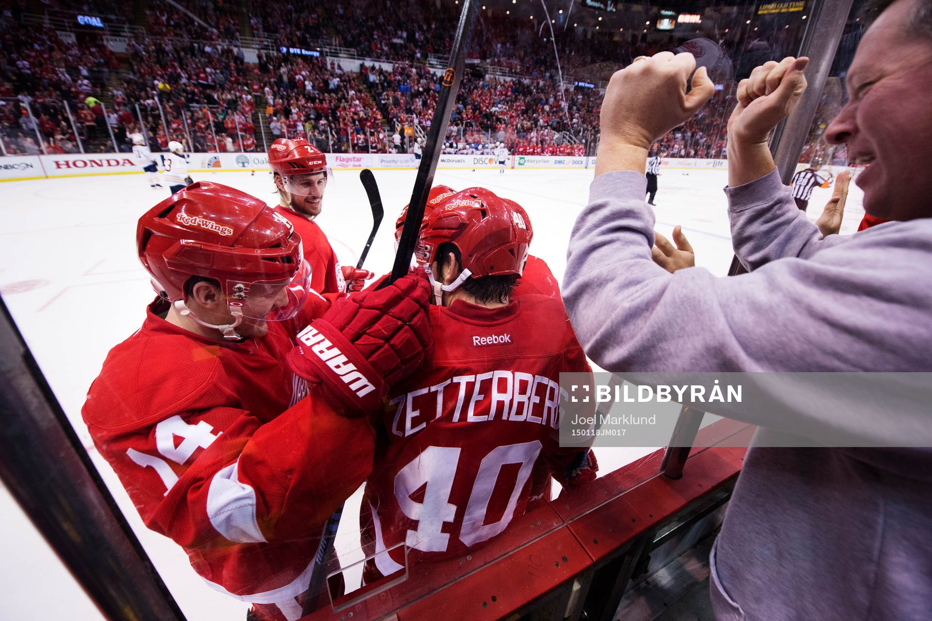 Detroits Gustav Nyquist och Brendan Smith jublar med Henrik