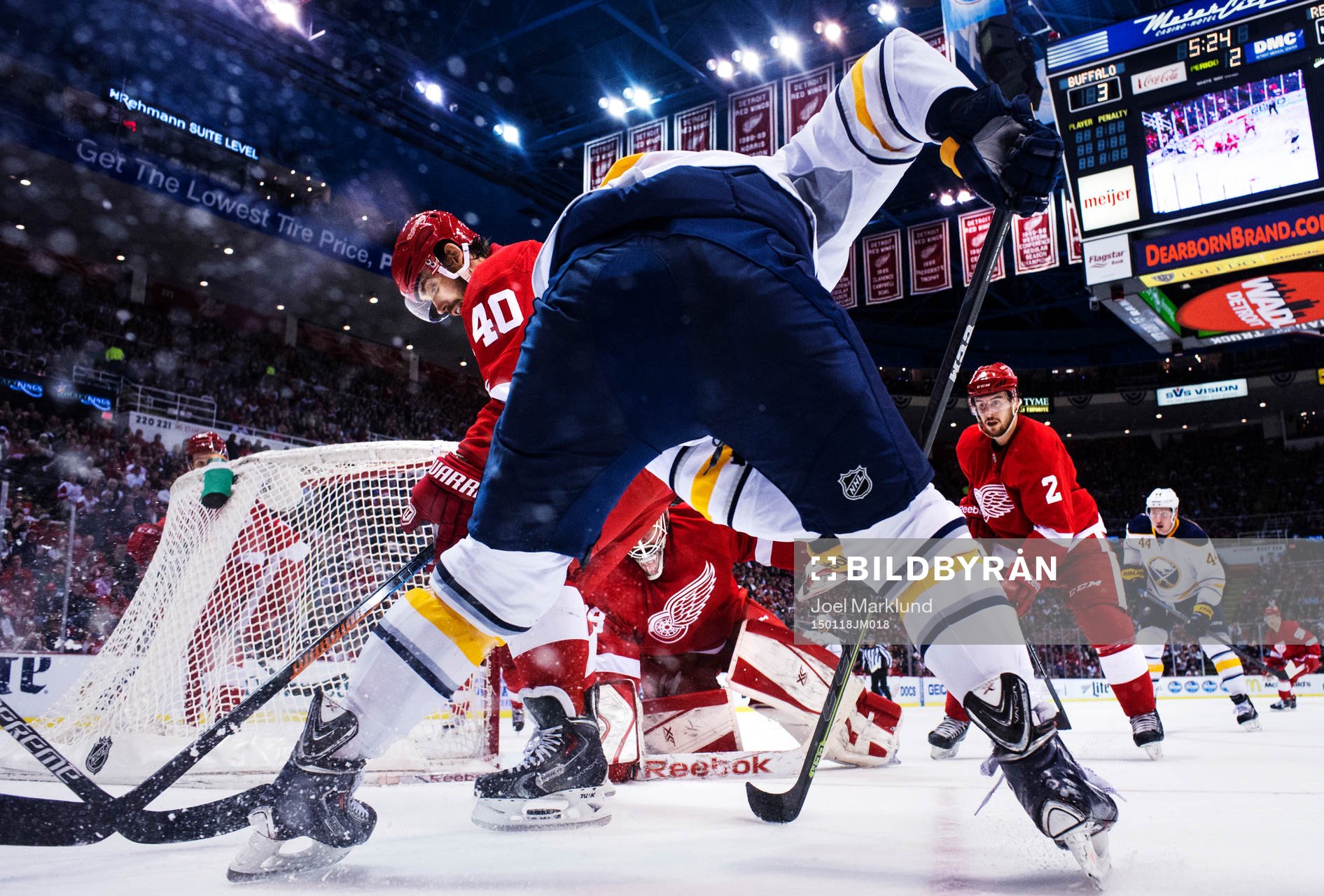 Detroits Henrik Zetterberg kämpar om pucken mot Buffalos