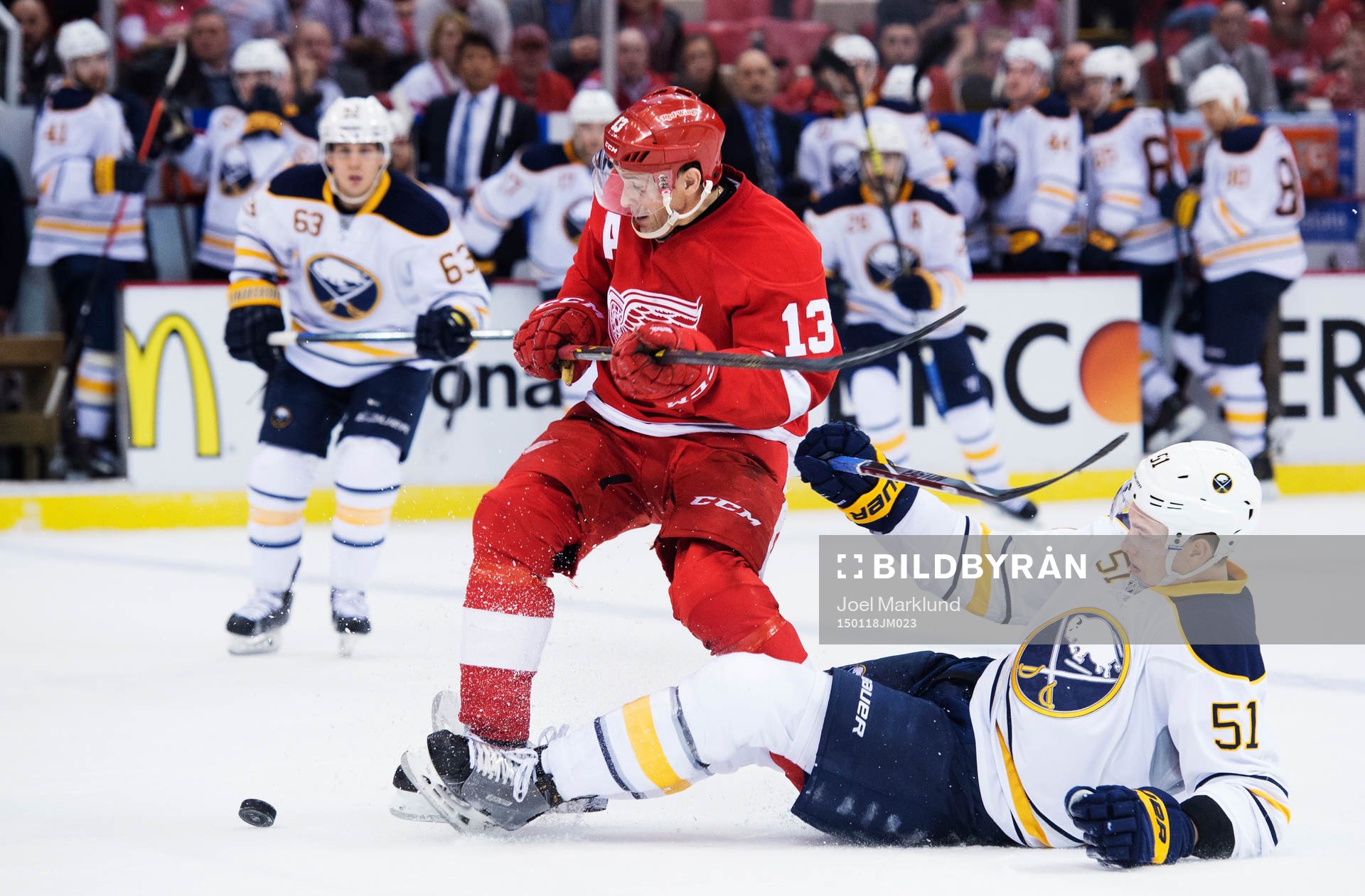 Detroits Pavel Datsyuk stoppas Buffalos Nikita Zadorov