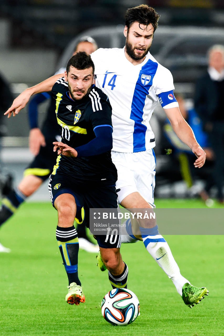 Sveriges Mikael Ishak och Finlands Tim Sparv under träningsmatchen mellan Sverige och Finland den 19 januari 2015 i Abu Dhabi.