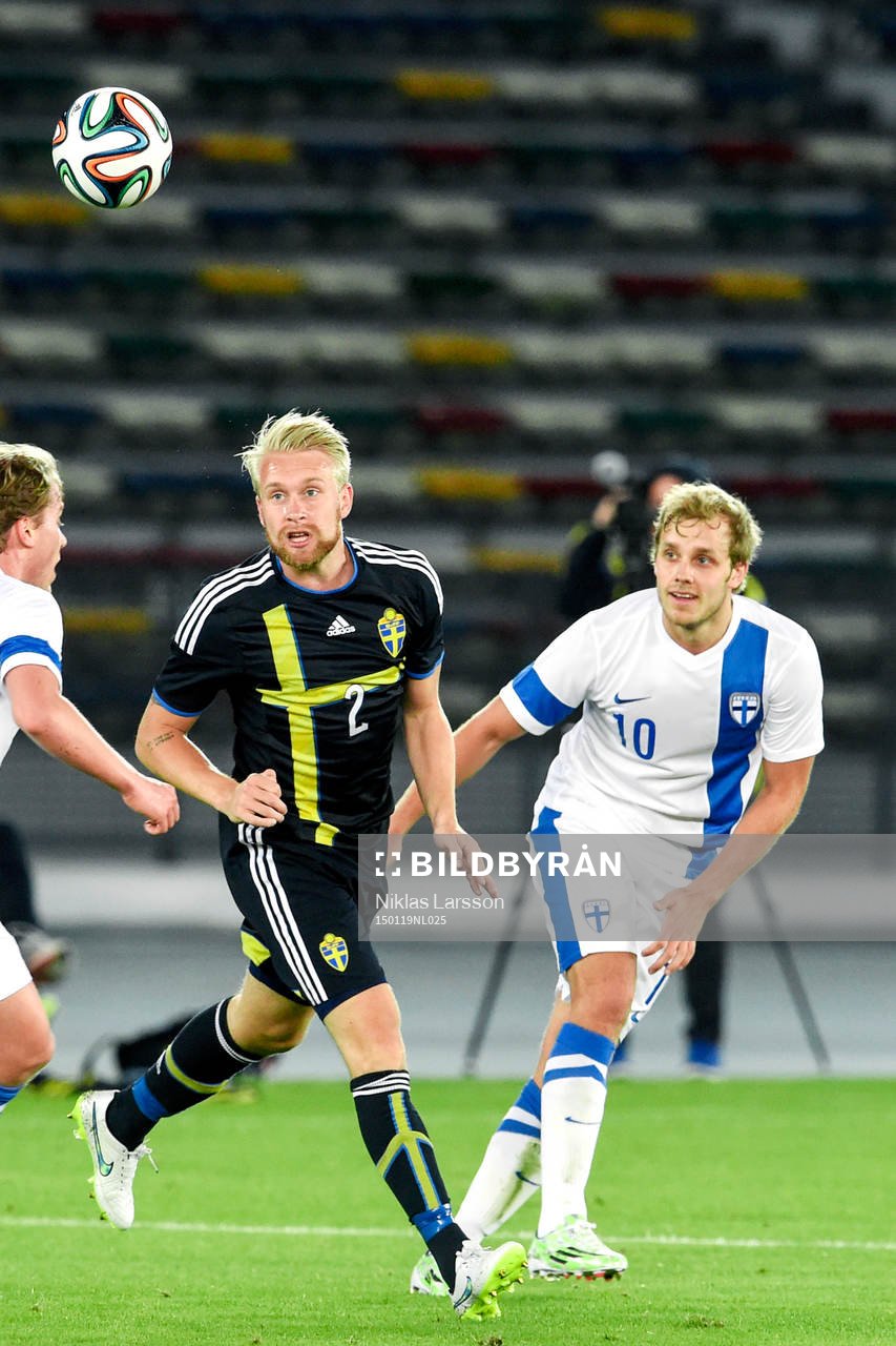 Sveriges Johan Larsson och Finlands Teemu Pukki under träningsmatchen mellan Sverige och Finland den 19 januari 2015 i Abu Dhabi.