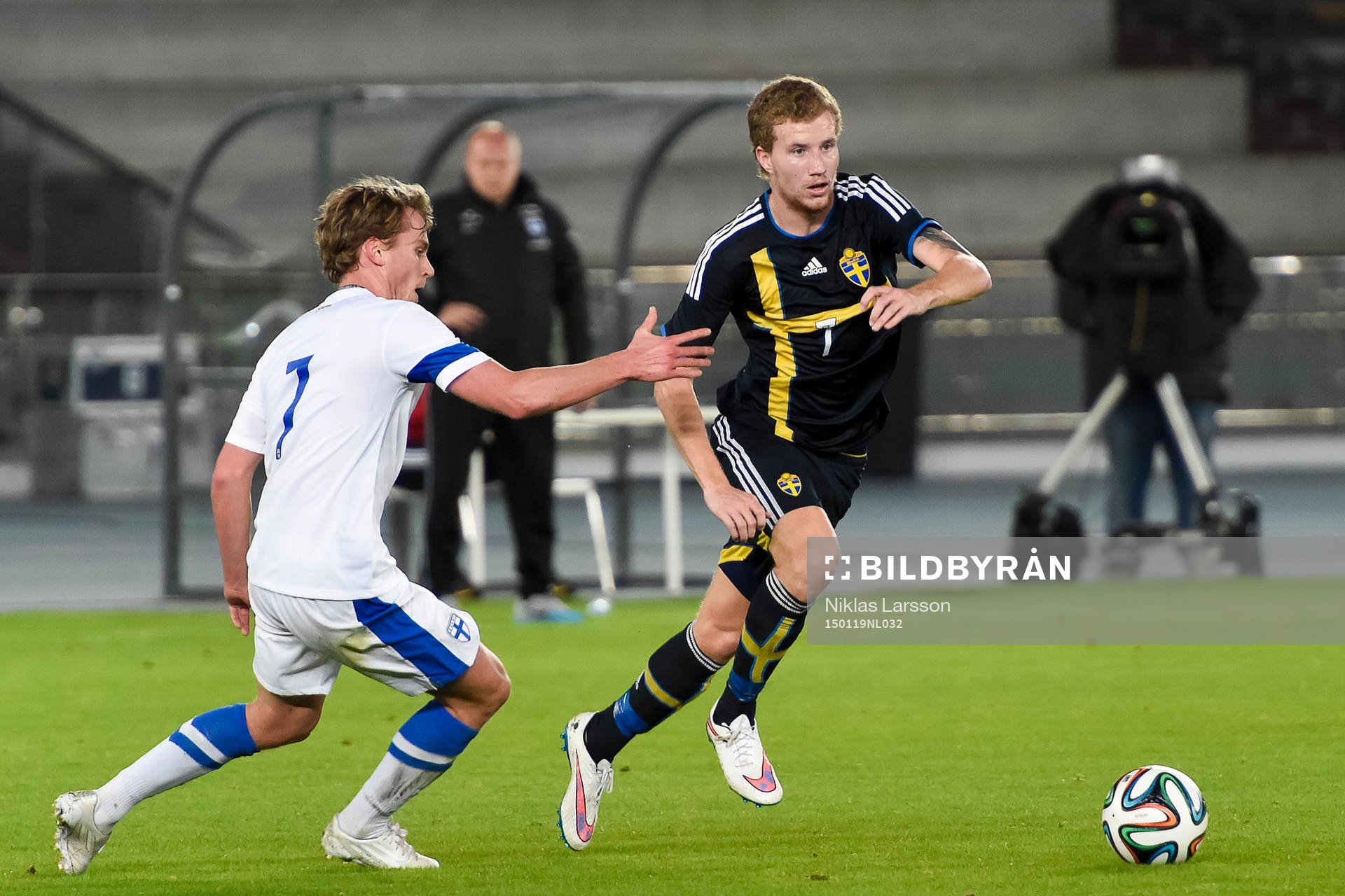 Sveriges Simon Gustafson går förbi Finlands Rasmus