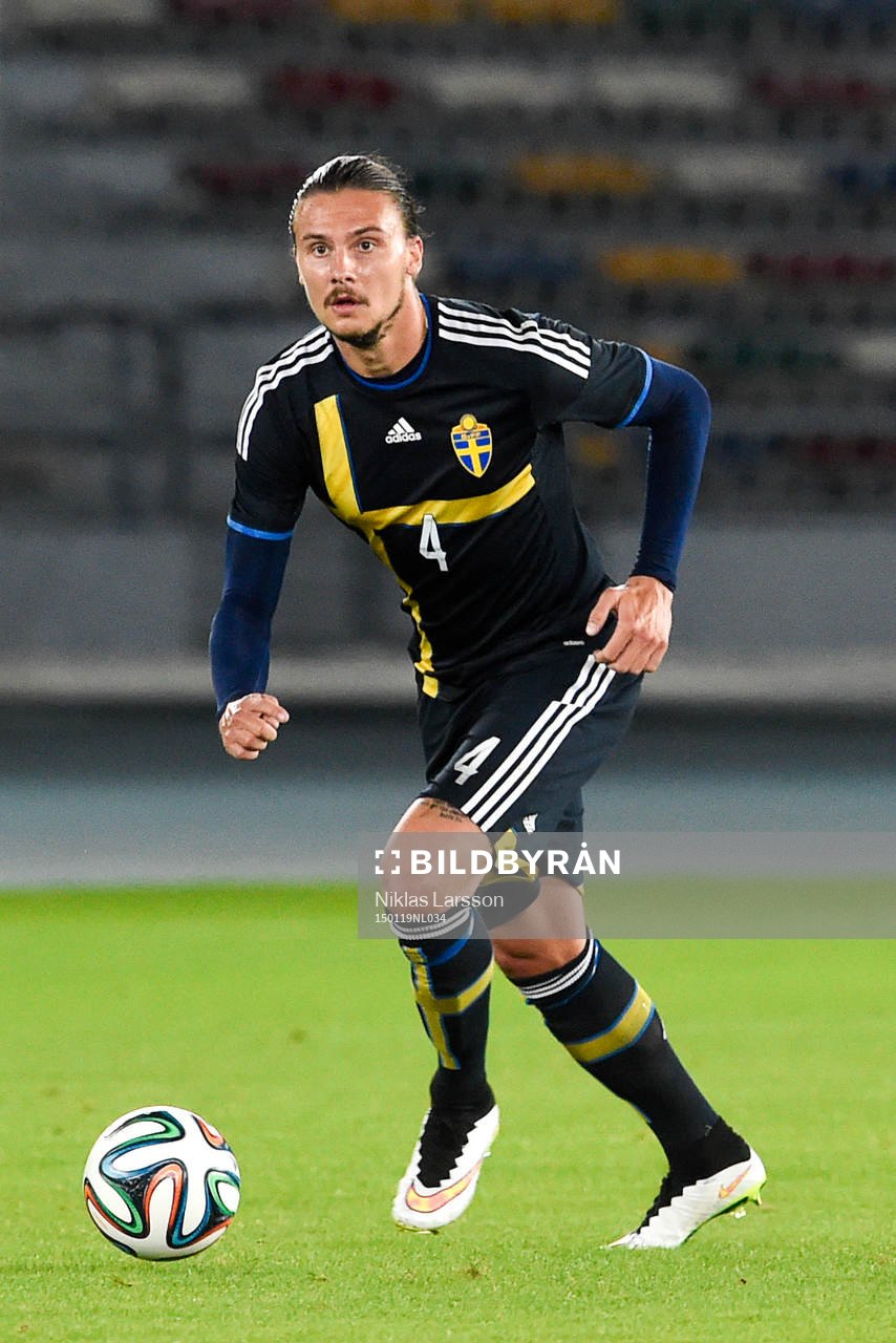 Sveriges Erik Johansson under träningsmatchen mellan Sverige och Finland den 19 januari 2014 i Abu Dhabi.