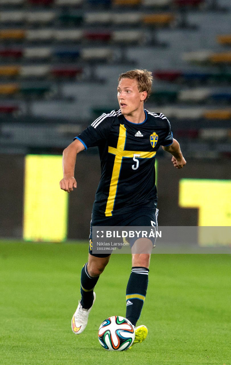 Sveriges Ludwig Augustinsson under träningsmatchen mellan Sverige och Finland den 19 januari 2015 i Abu Dhabi.