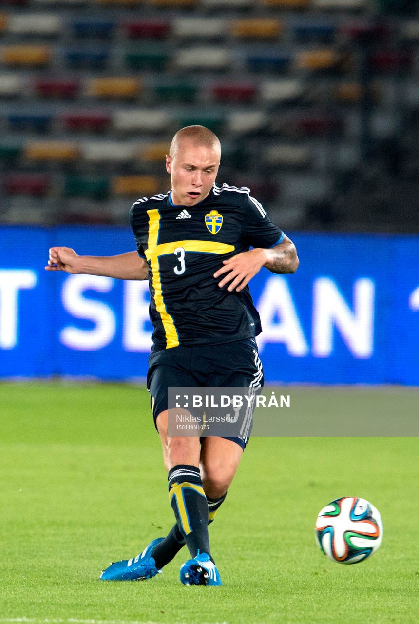 Sveriges Sebastian Holmén under träningsmatchen mellan Sverige och Finland den 19 januari 2015 i Abu Dhabi.