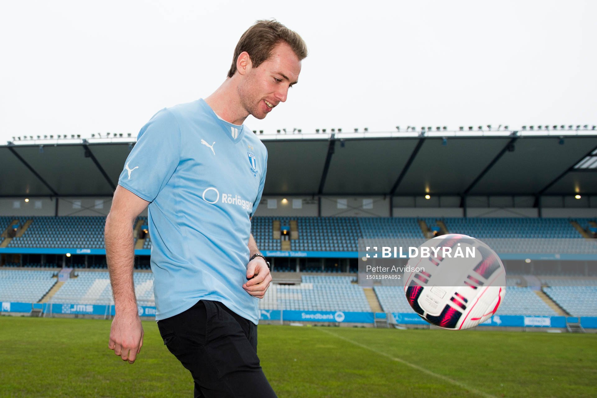 Malmö FFs nyförvärv Jo Inge Berget trixar med en boll efter en presskonferens där Malmö FF presenterar Jo Inge Berget som ny spelare den 19 januari 2015 i Malmö.