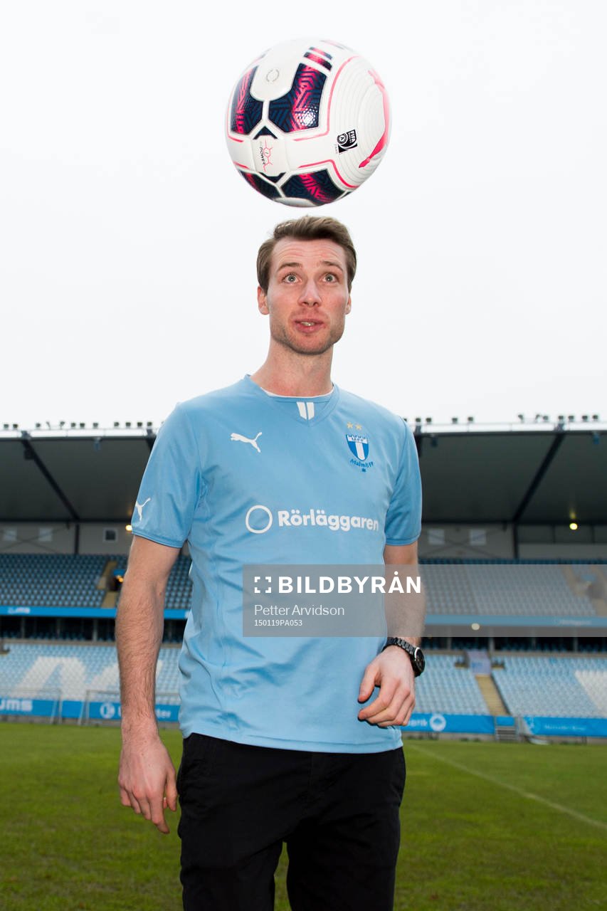 Malmö FFs nyförvärv Jo Inge Berget trixar med en boll efter en presskonferens där Malmö FF presenterar Jo Inge Berget som ny spelare den 19 januari 2015 i Malmö.