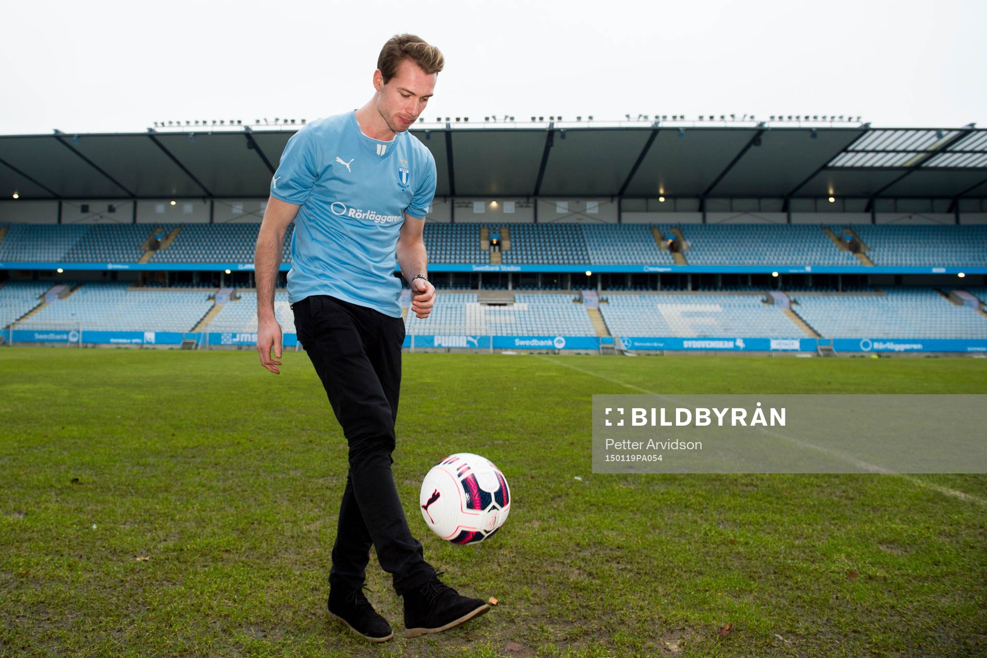 Malmö FFs nyförvärv Jo Inge Berget trixar med en boll efter en presskonferens där Malmö FF presenterar Jo Inge Berget som ny spelare den 19 januari 2015 i Malmö.