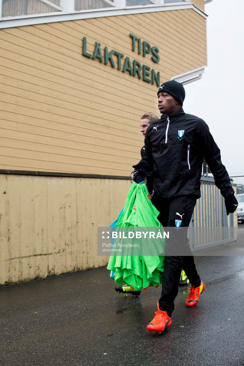 Malmö FFs Benjamin Fadi anländer till en fotbollsträning med Malmö FF den 19 januari 2015 i Malmö.