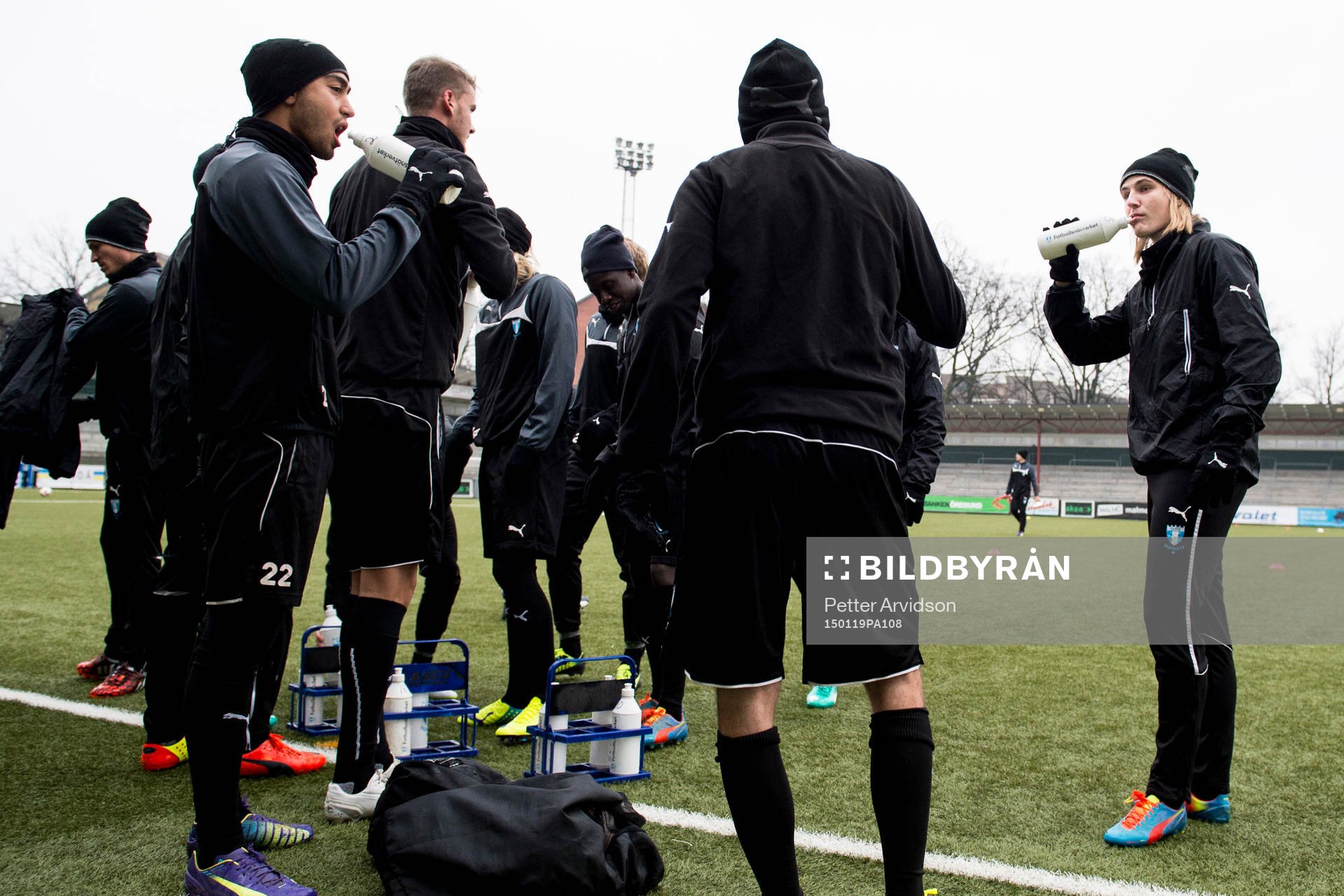Malmö FFs Amin Nazari (tv) och Pawel Cibicki (th) dricker