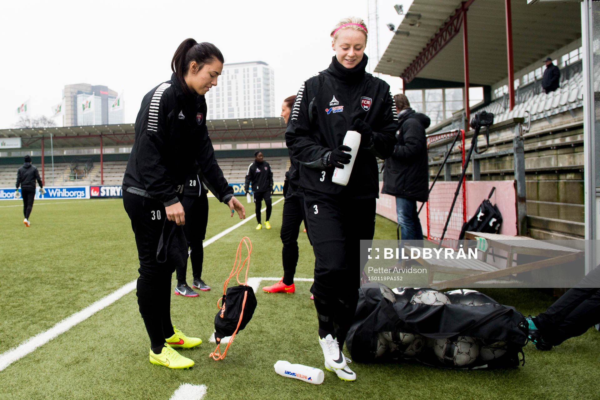 Rosengårds målvakt Zecira Musovic och Amanda Ilestedt under en fotbollsträning den 19 januari 2015 i Malmö.