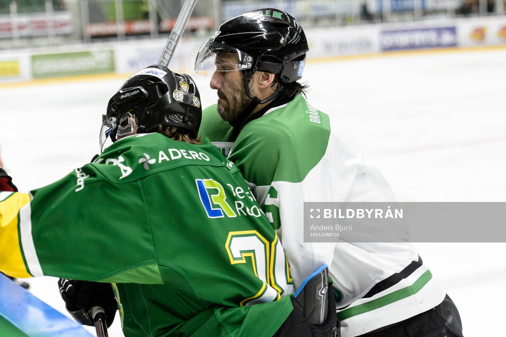 Björklövens Lucas Sandström från en tackling av Rögles
