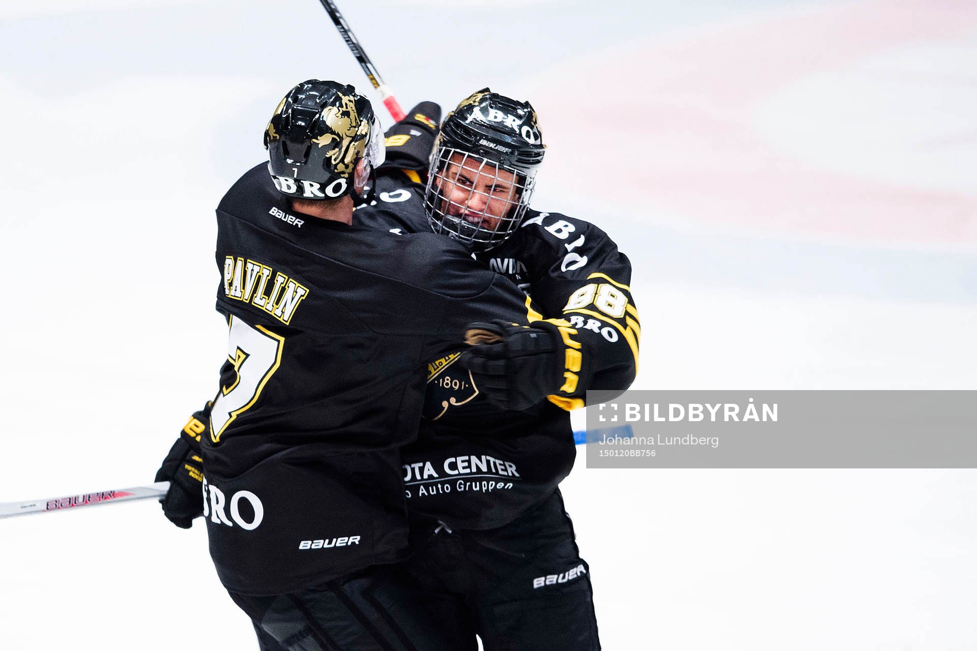 s Oliver Kylington (th) gör 1-1 och jublar med Ziga Pavlin