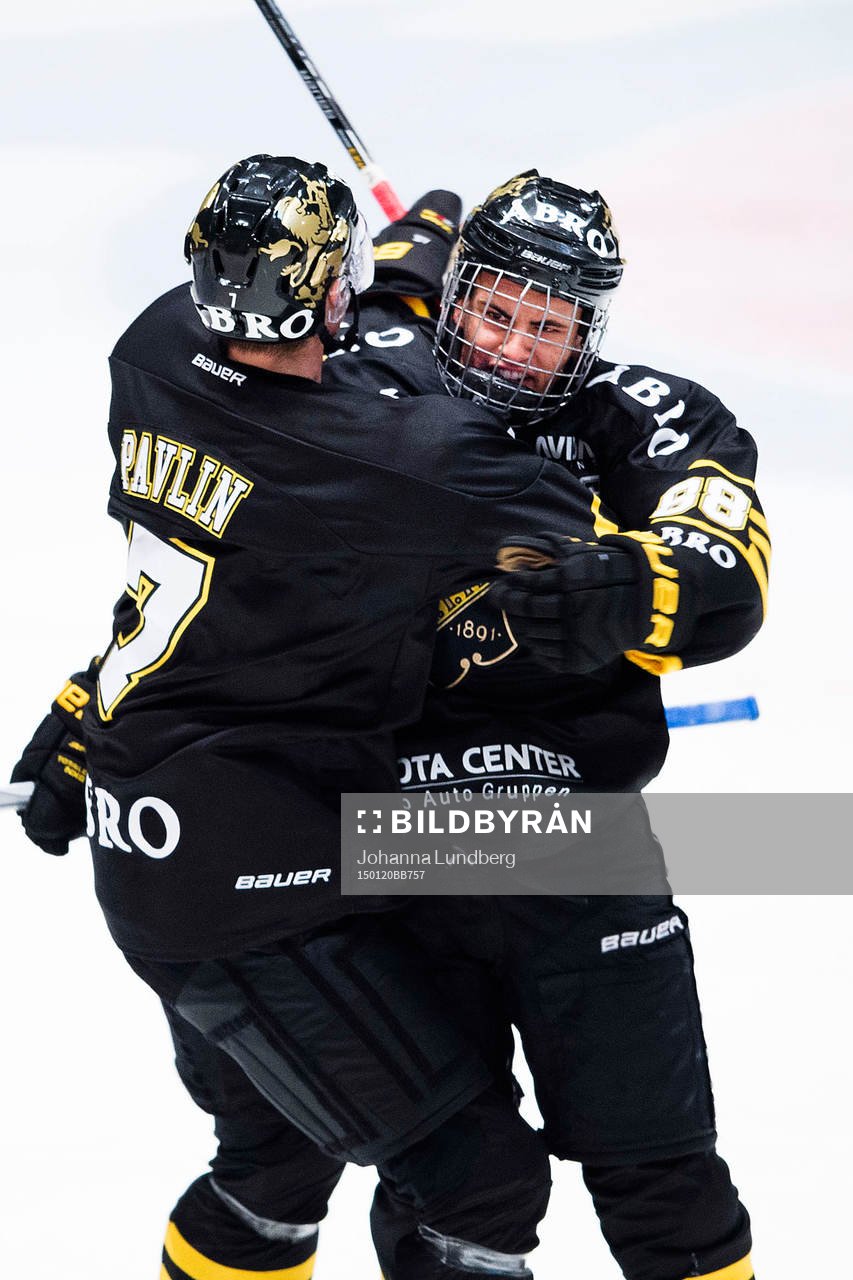 s Oliver Kylington (th) gör 1-1 och jublar med Ziga Pavlin