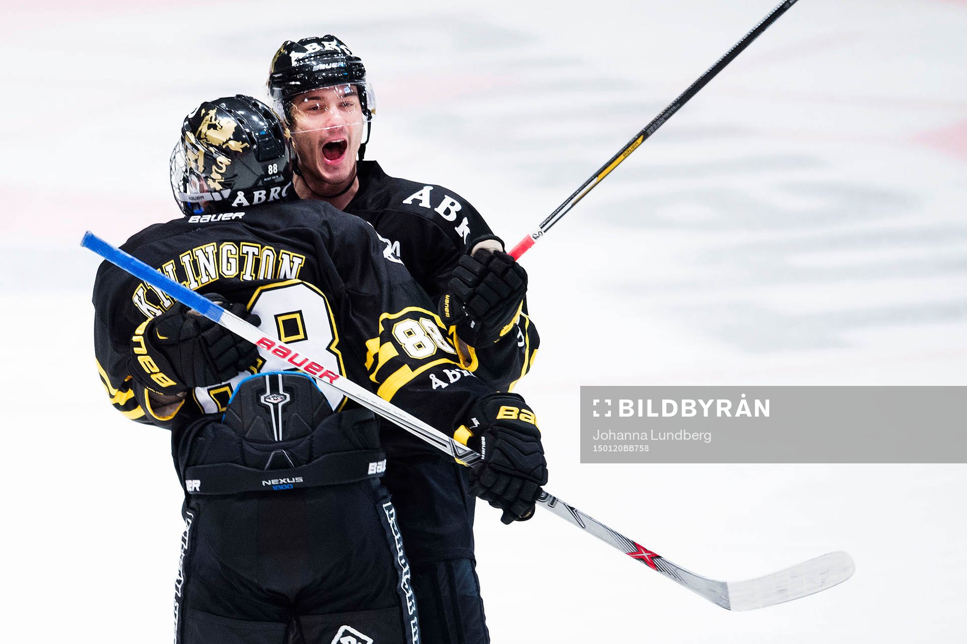 s Oliver Kylington (tv) gör 1-1 och jublar med Ziga Pavlin