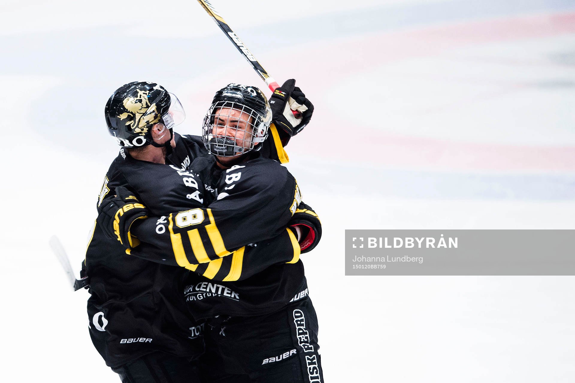 s Oliver Kylington (th) gör 1-1 och jublar med Ziga Pavlin