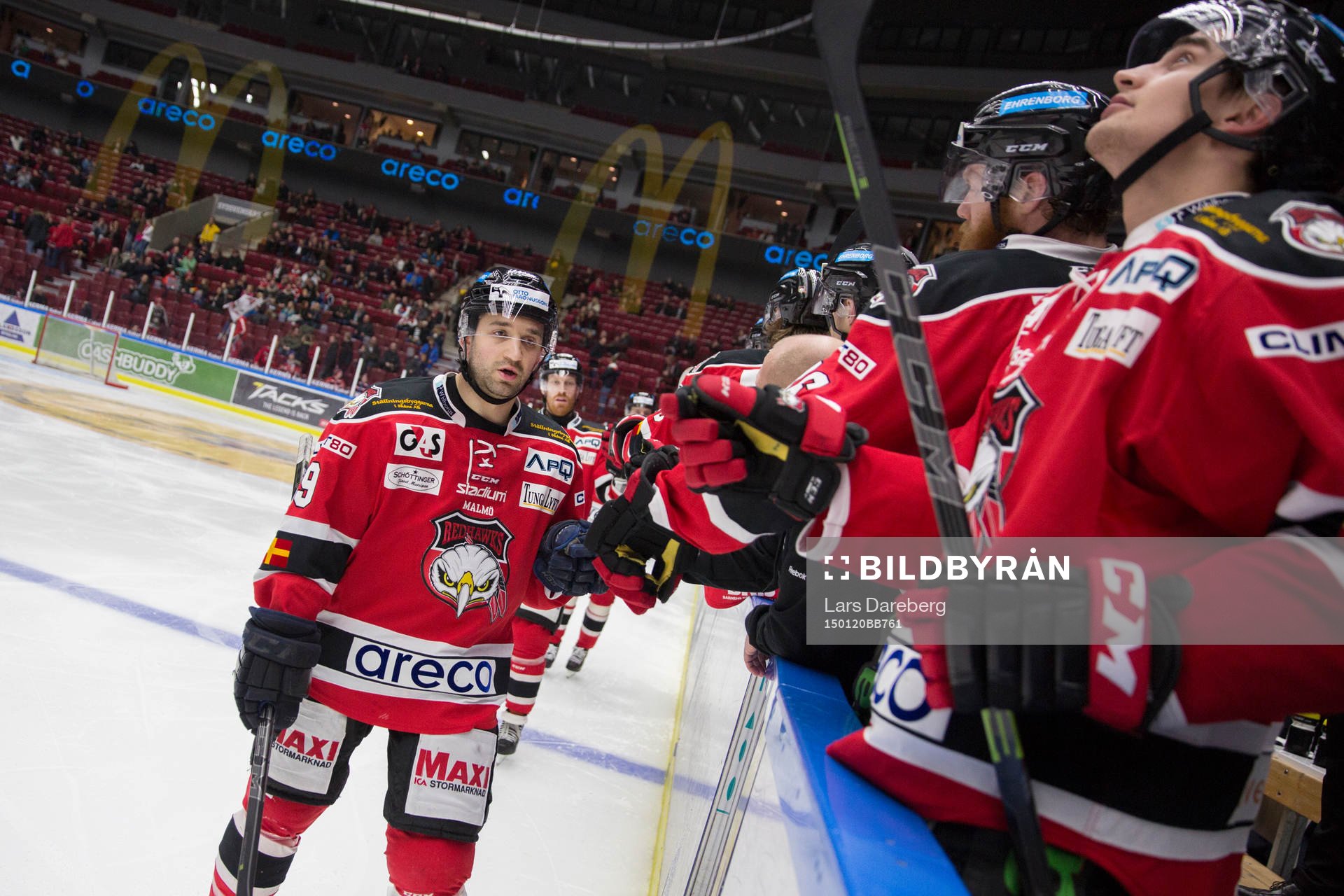 Malmö Redhawks Eric Himelfarb jublar med sina kamrater