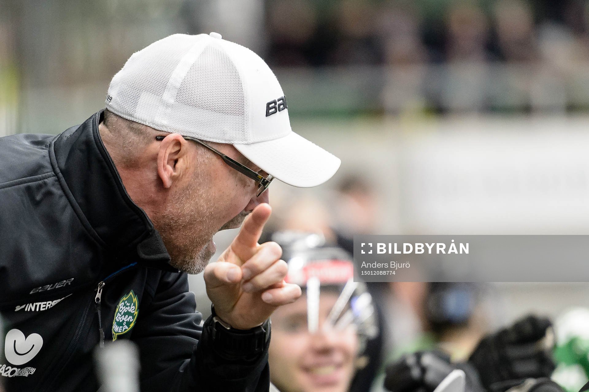Björklövens tränare Mats Waltin ger instruktioner