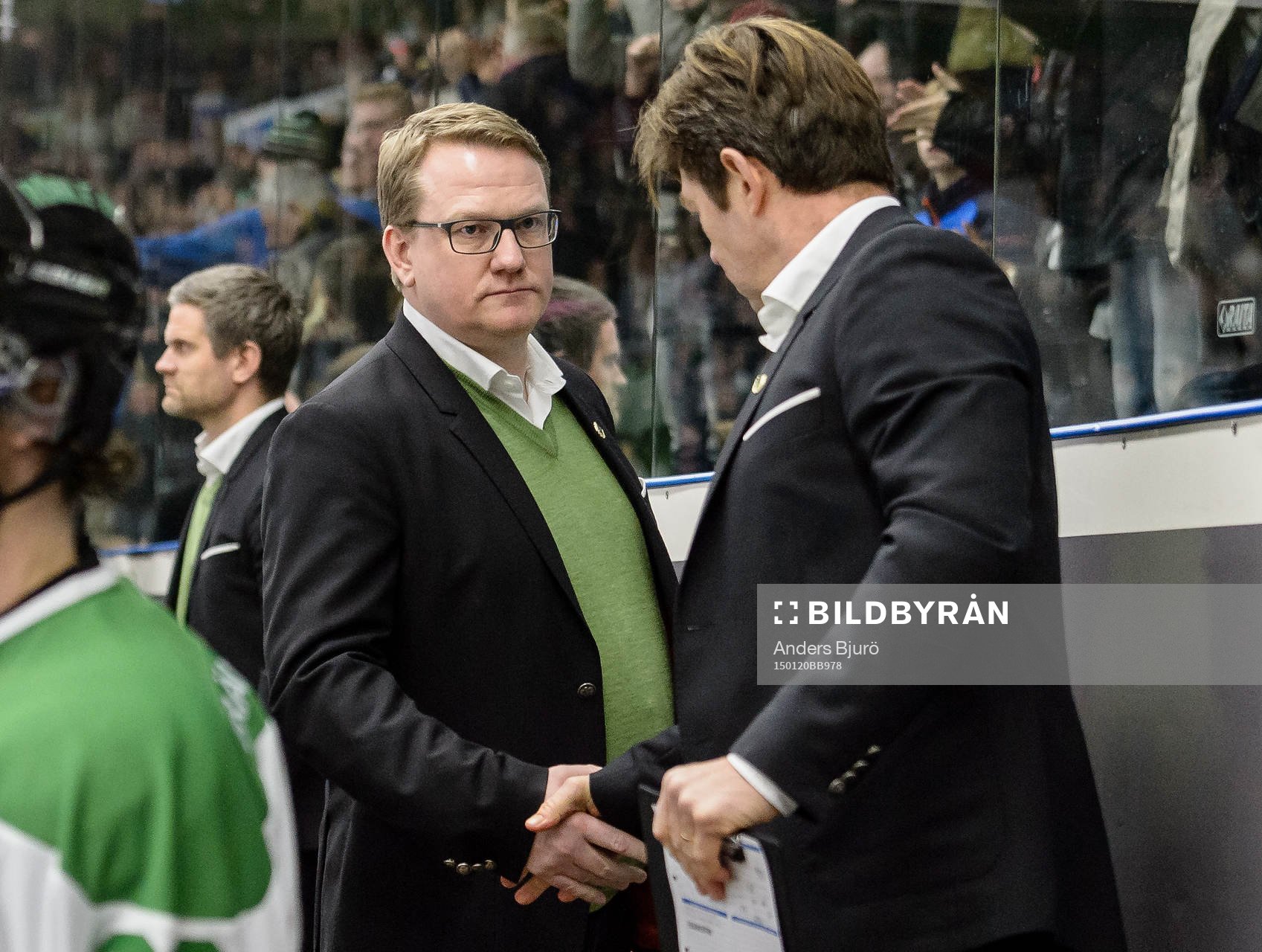 Rögles tränare Magnus Bogren tackar assisterande tränare