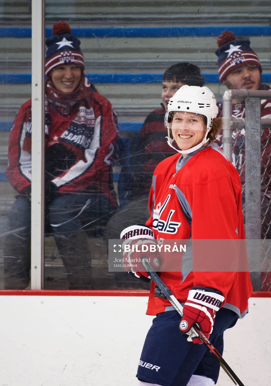 Nicklas Bäckström ler