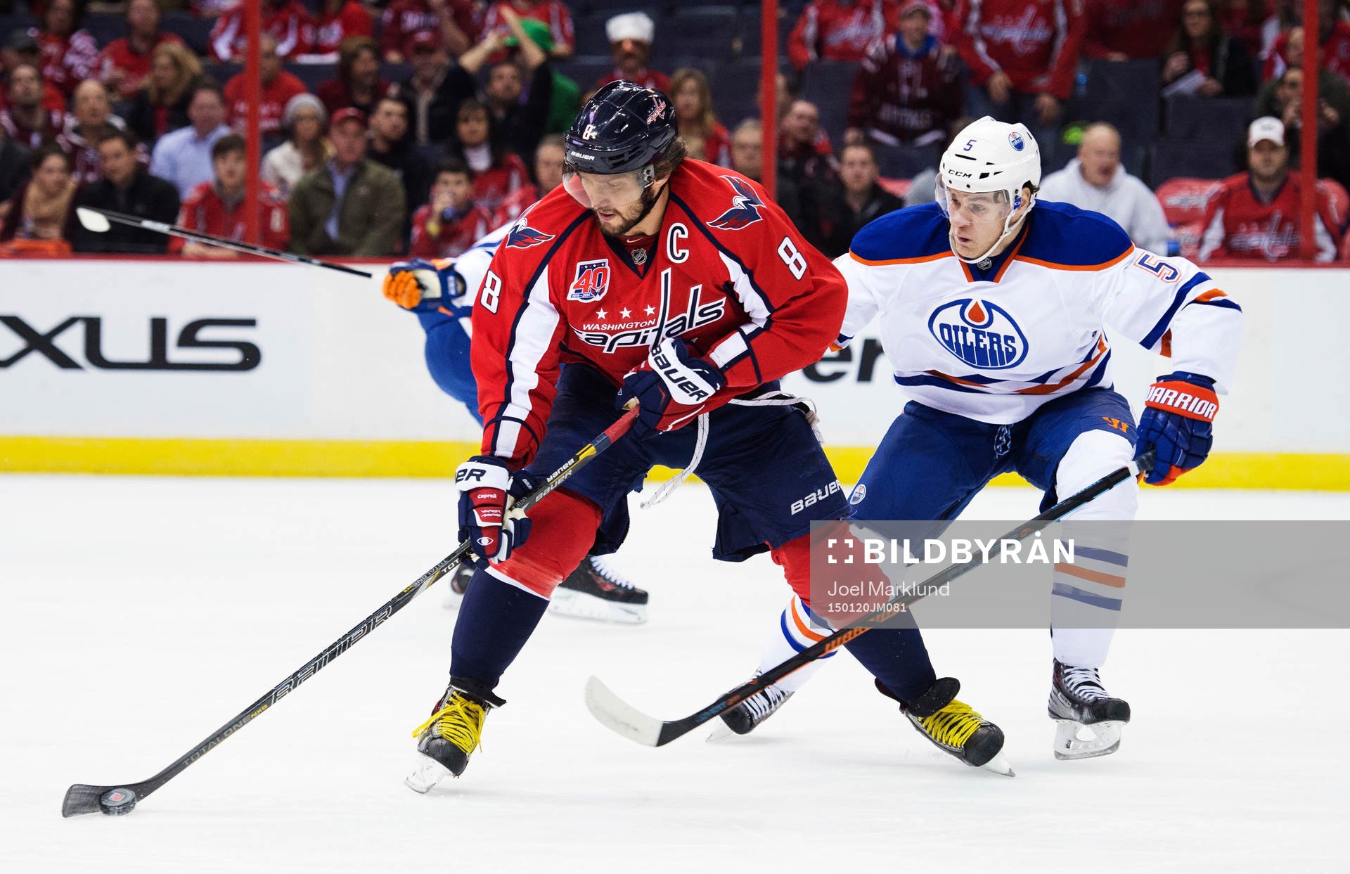 Washingtons Alexander Ovechkin utmanar Edmontons Mark Fayne