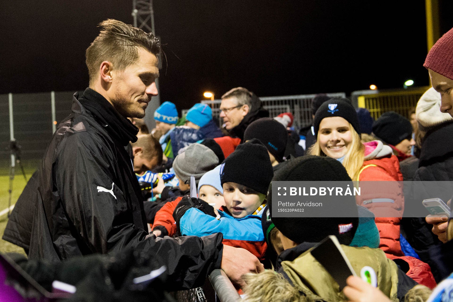 Malmö FFs Markus Rosenberg skriver autografer