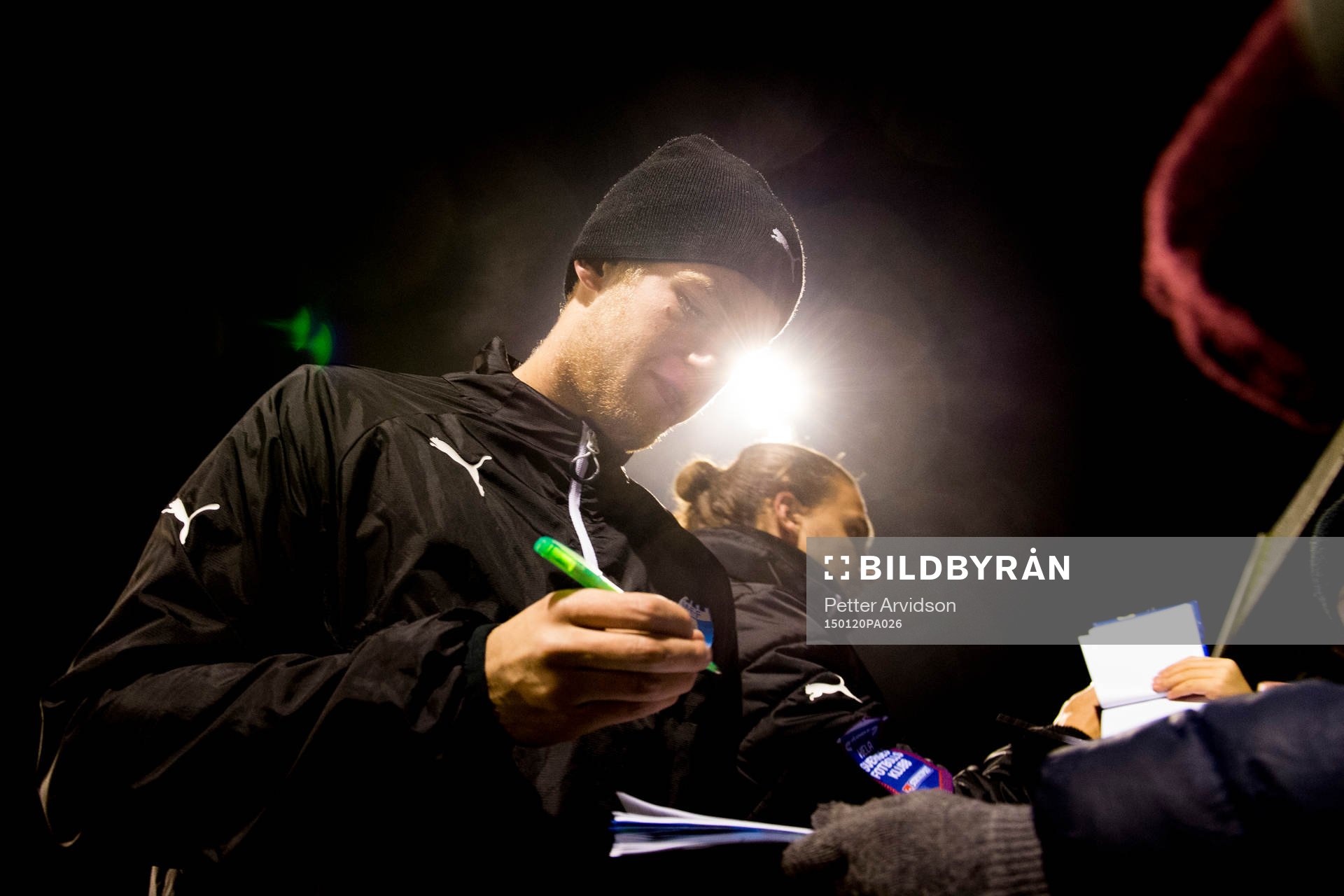 Malmö FFs Filip Helander skriver autografer