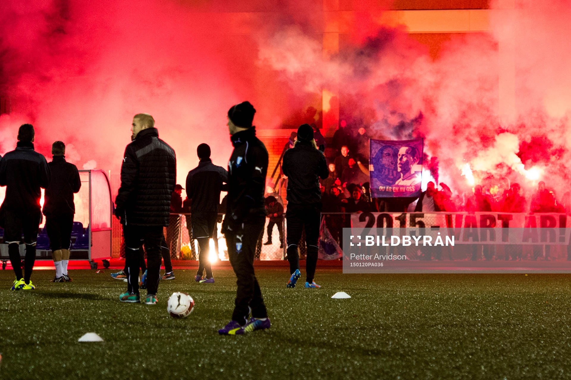 Publiken bränner bengaler när Malmö FFs spelare kommer