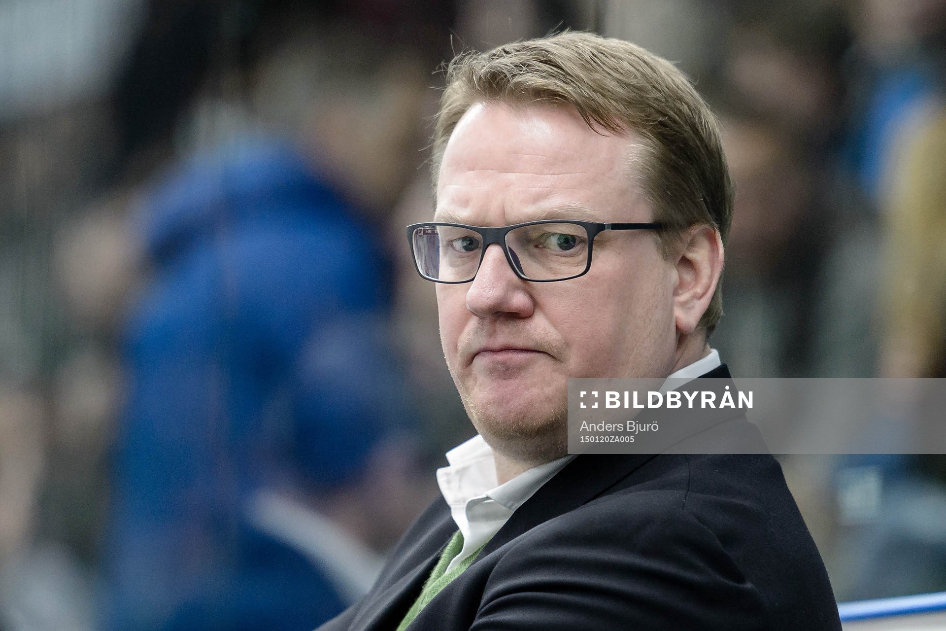 Rögles tränare Magnus Bogren ser bekymrad ut