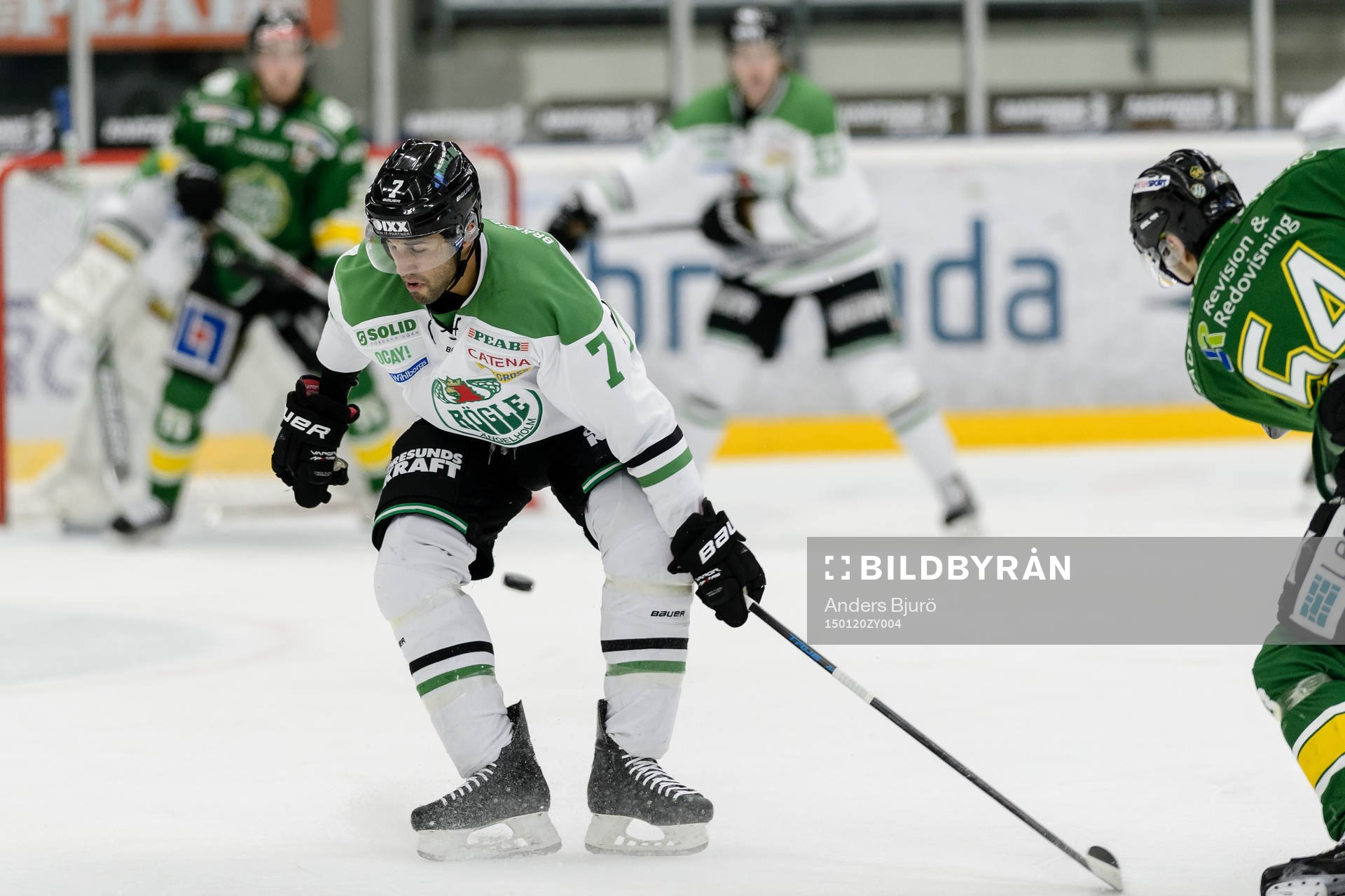 Rögles Andre Deveaux försöker täcka ett skott