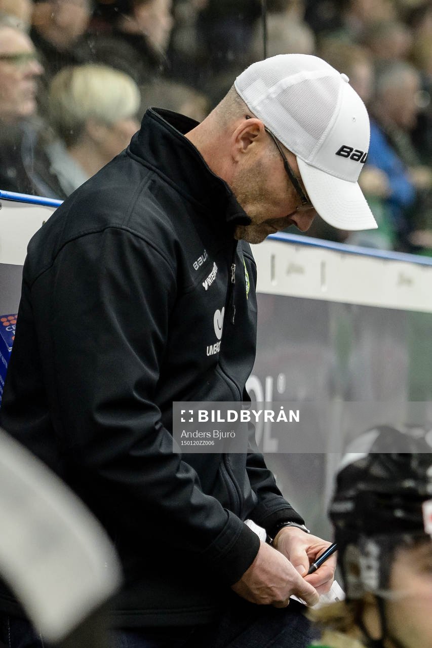 Björklövens tränare Mats Waltin antecknar