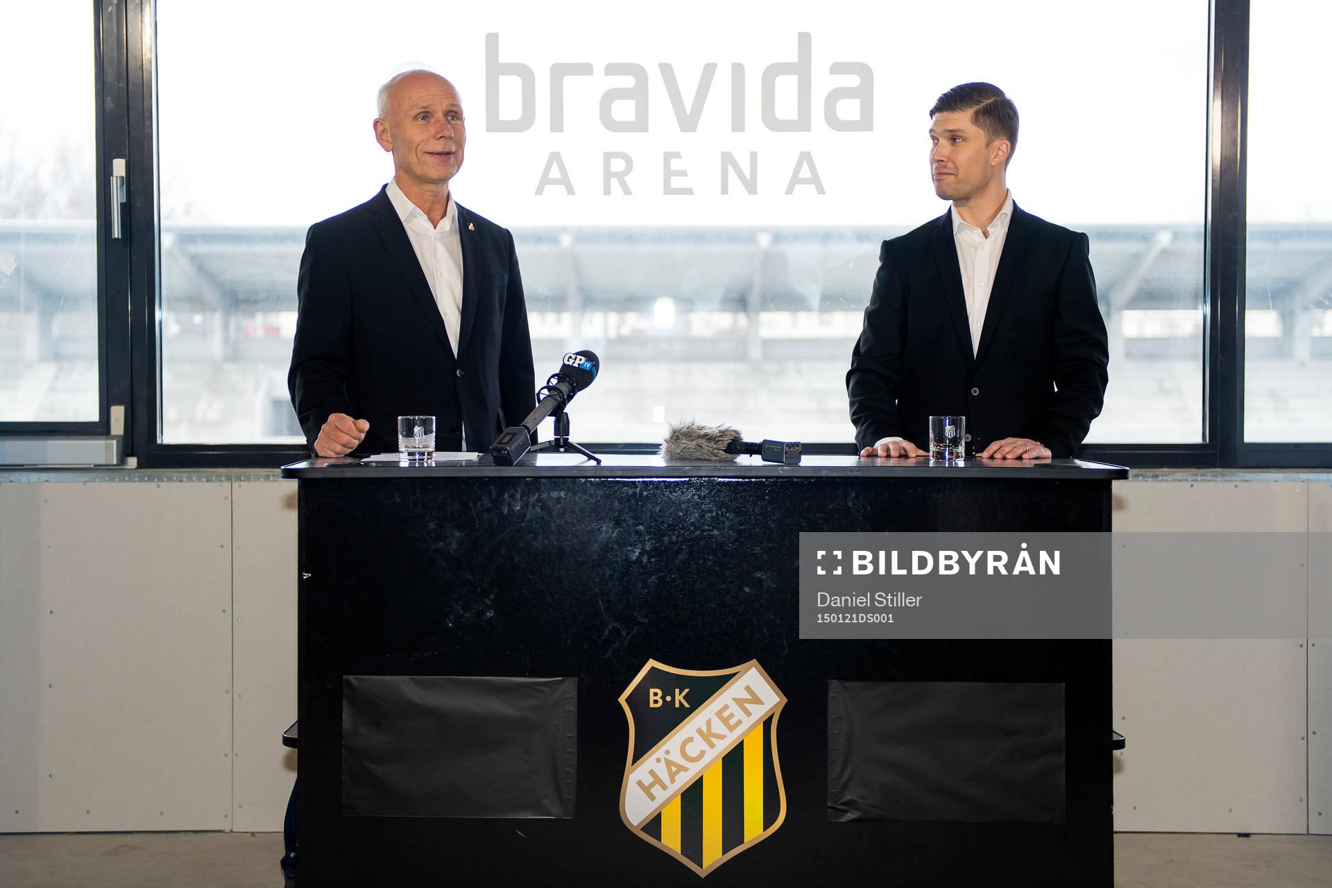 Häckens klubbchef Dennis Andersson och Anders Bådholm, Regionchef Göteborg för Bravida, presenterar Bravida Arena som namnet för Häckens nya arena under under en presskonferens med BK Häcken den 21 januari 2015 i Göteborg.